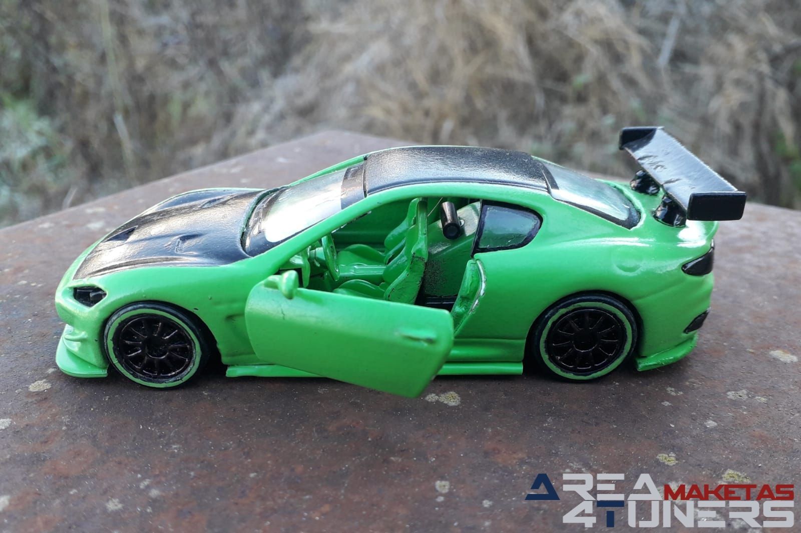 Reportaje maqueta coche Tuning Maserati Mc Gt-3 Tridente Imagen perteneciente al reportaje de la revista Area4tuners.es sobre una maqueta de coche Tuning 1:44 Maserati Mc Gt3 Tridente