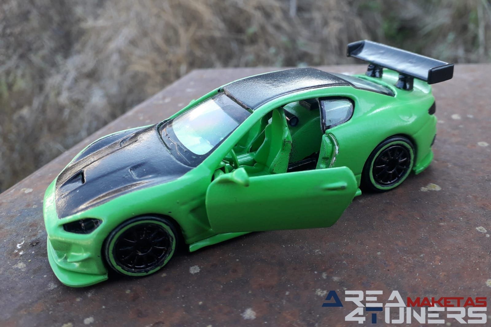 Reportaje maqueta coche Tuning Maserati Mc Gt-3 Tridente Imagen perteneciente al reportaje de la revista Area4tuners.es sobre una maqueta de coche Tuning 1:44 Maserati Mc Gt3 Tridente