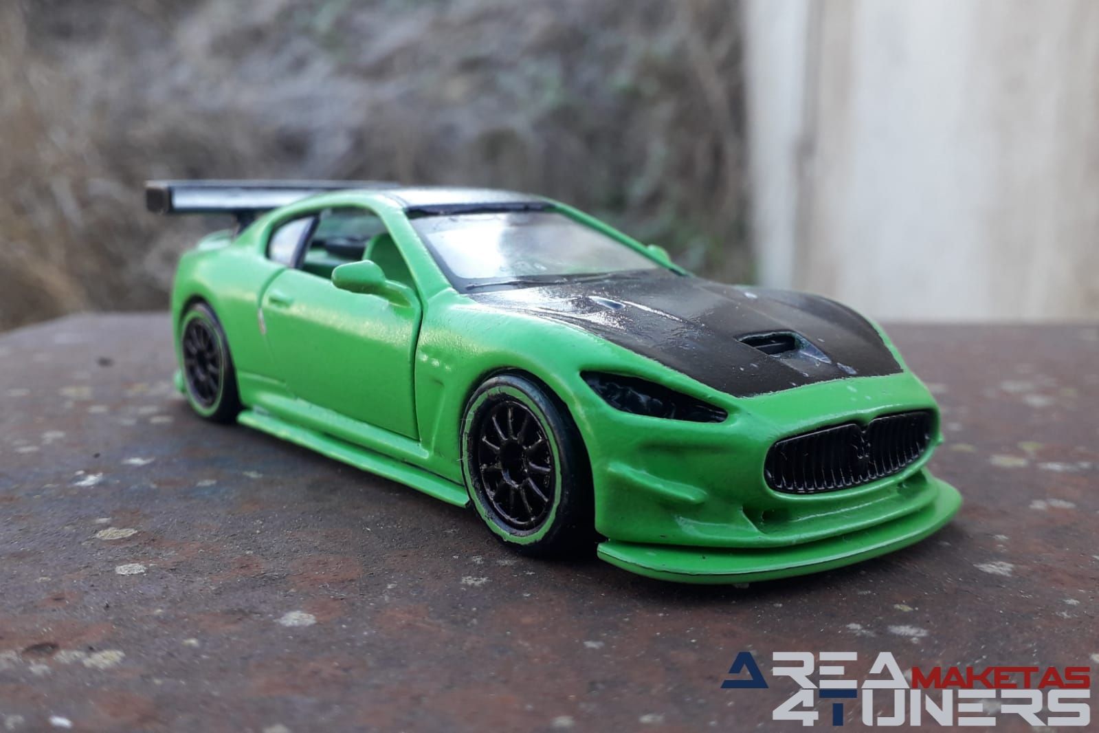 Reportaje maqueta coche Tuning Maserati Mc Gt-3 Tridente Imagen perteneciente al reportaje de la revista Area4tuners.es sobre una maqueta de coche Tuning 1:44 Maserati Mc Gt3 Tridente