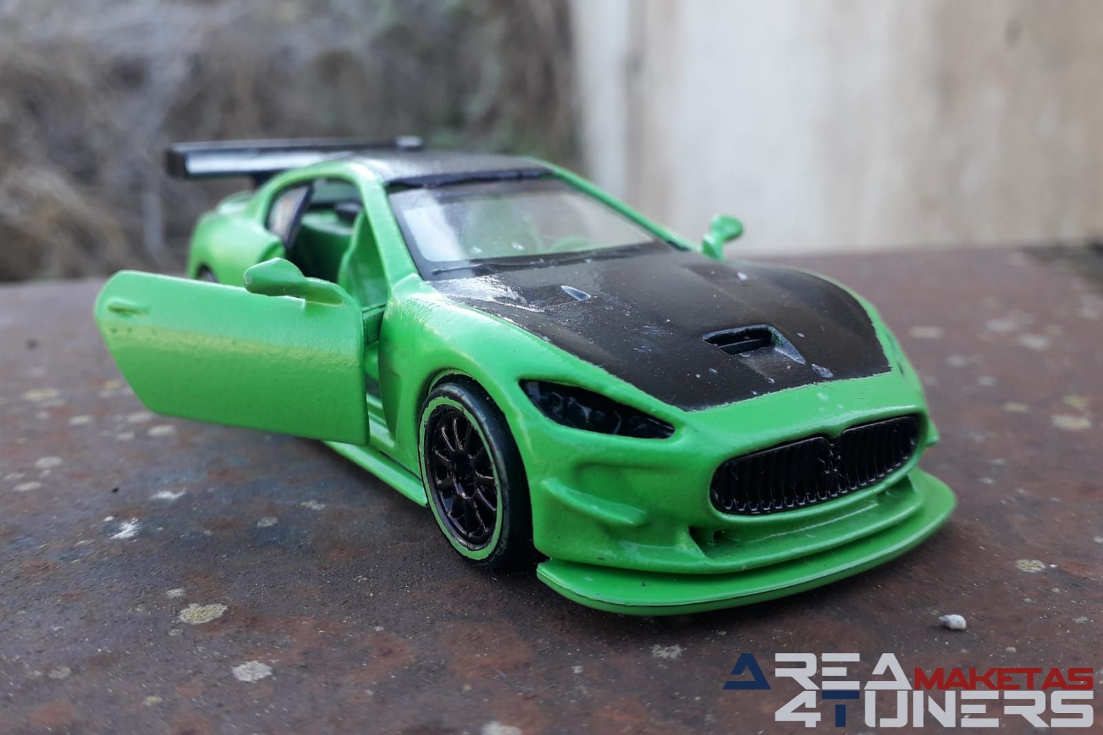 Reportaje maqueta coche Tuning Maserati Mc Gt-3 Tridente Imagen perteneciente al reportaje de la revista Area4tuners.es sobre una maqueta de coche Tuning 1:44 Maserati Mc Gt3 Tridente