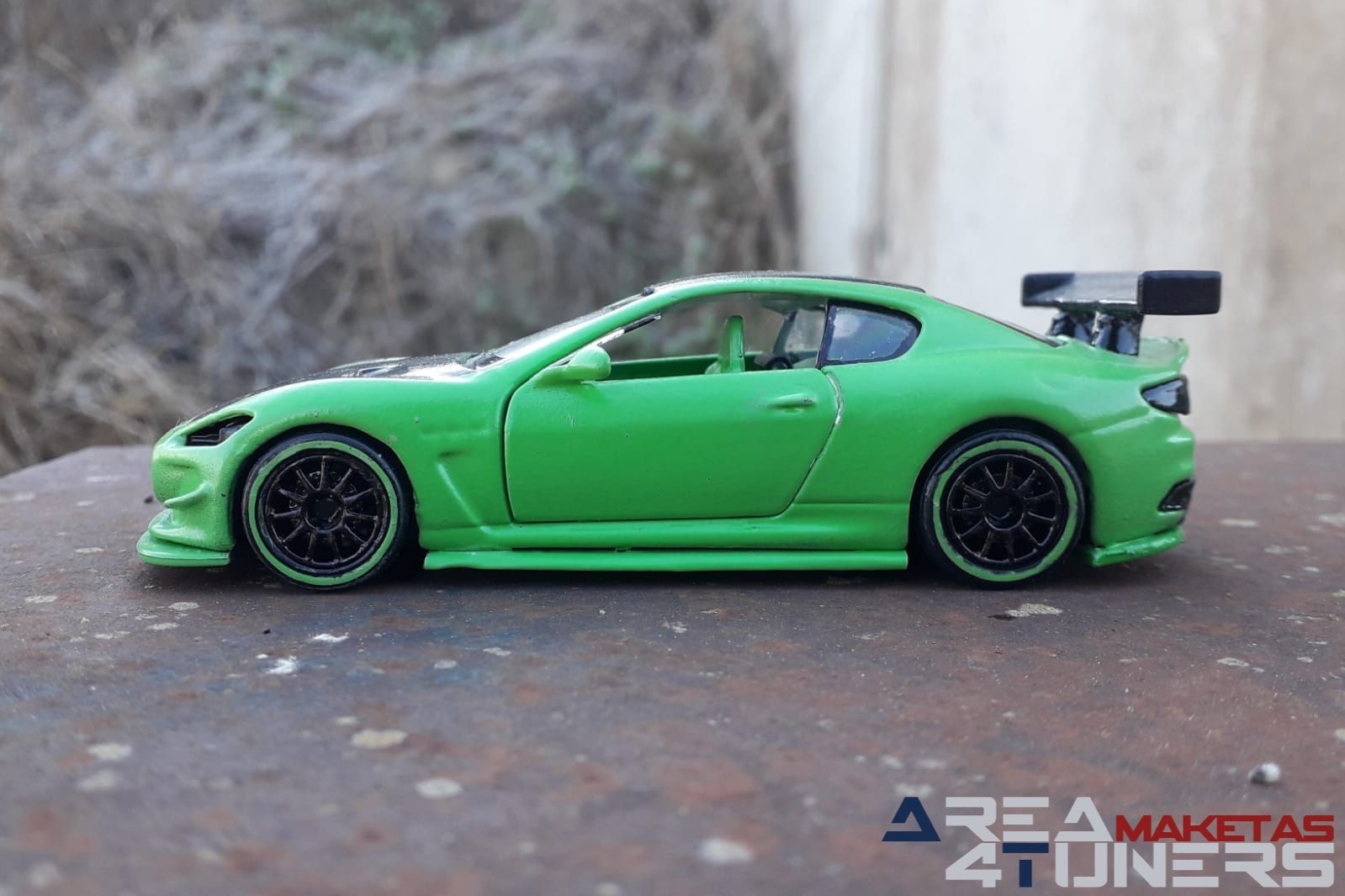 Reportaje maqueta coche Tuning Maserati Mc Gt-3 Tridente Imagen perteneciente al reportaje de la revista Area4tuners.es sobre una maqueta de coche Tuning 1:44 Maserati Mc Gt3 Tridente