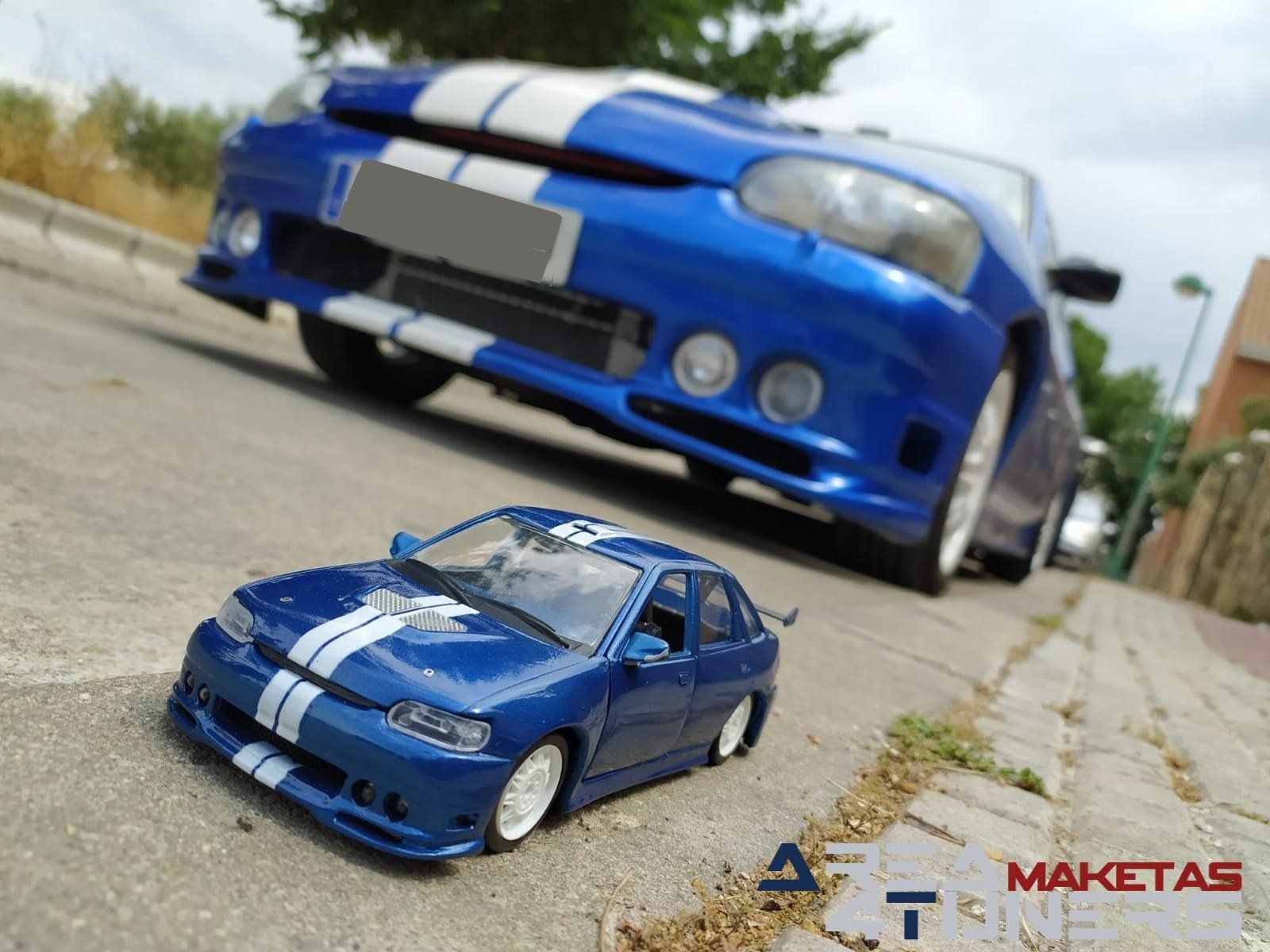 Reportaje maqueta Tuning Ford Escort Little Ocean Imagen perteneciente al reportaje fotográfico de la revista Tuning de publicación diaria Area4tuners.es sobre una maqueta Tuning 1:24 Ford Escort