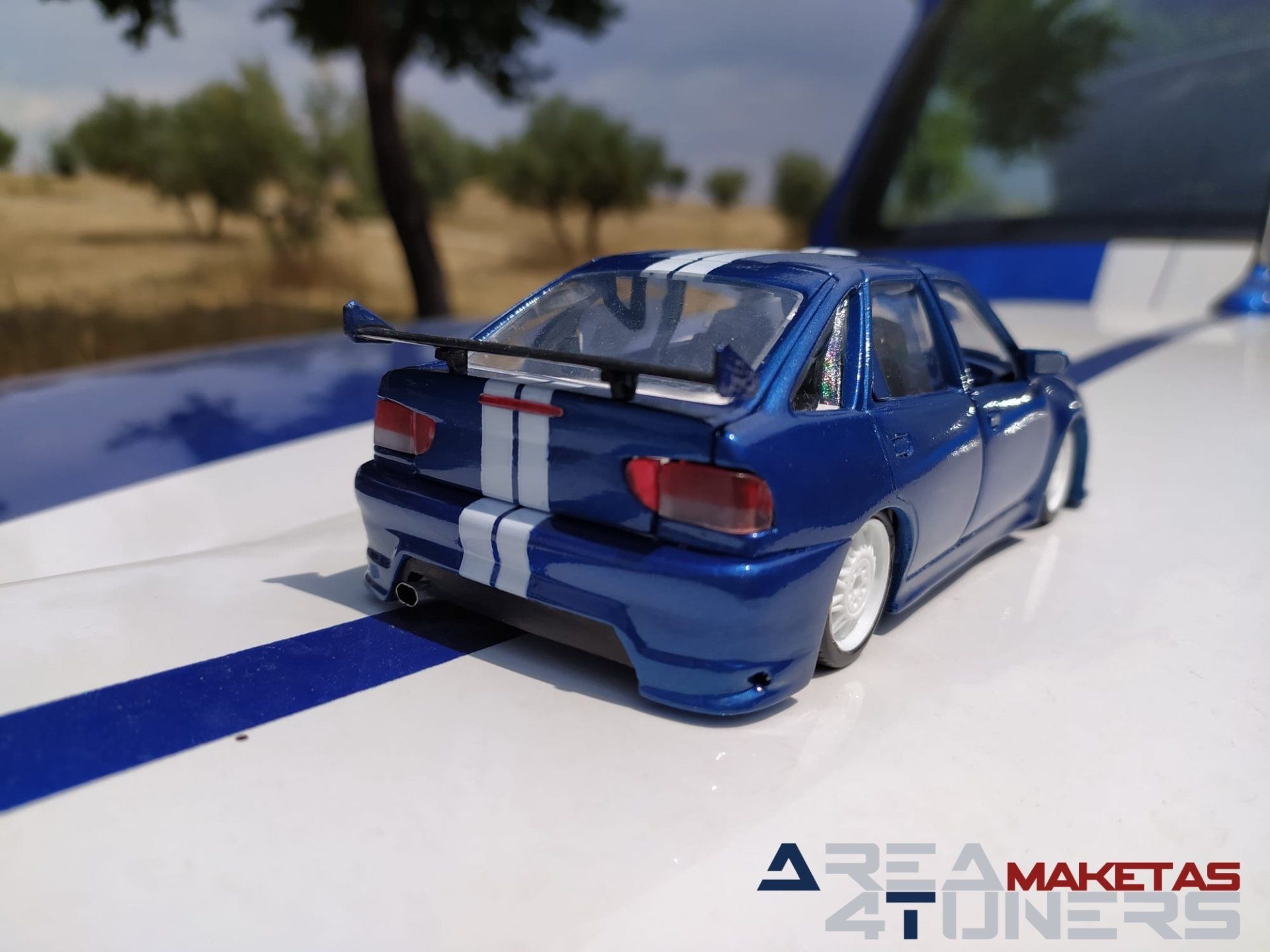 Reportaje maqueta Tuning Ford Escort Little Ocean Imagen perteneciente al reportaje fotográfico de la revista Tuning de publicación diaria Area4tuners.es sobre una maqueta Tuning 1:24 Ford Escort