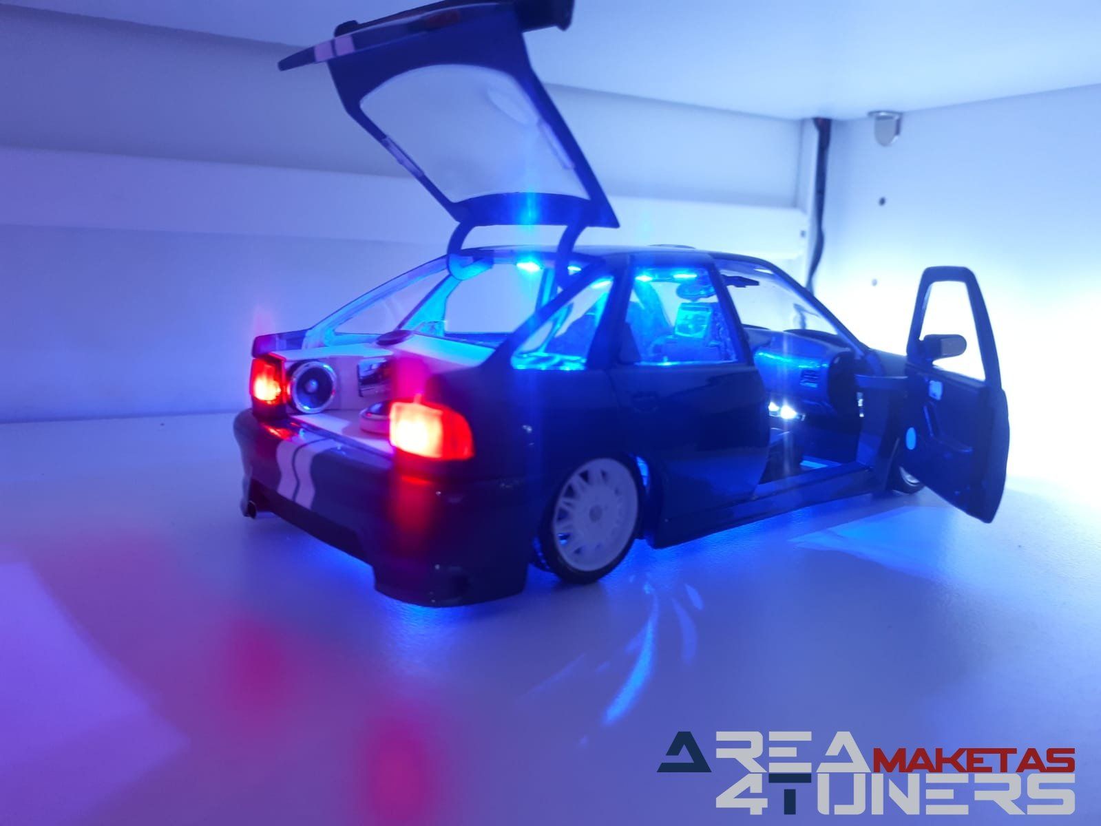 Reportaje maqueta Tuning Ford Escort Little Ocean Imagen perteneciente al reportaje fotográfico de la revista Tuning de publicación diaria Area4tuners.es sobre una maqueta Tuning 1:24 Ford Escort