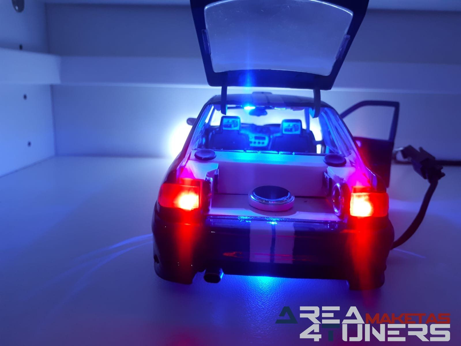 Reportaje maqueta Tuning Ford Escort Little Ocean Imagen perteneciente al reportaje fotográfico de la revista Tuning de publicación diaria Area4tuners.es sobre una maqueta Tuning 1:24 Ford Escort