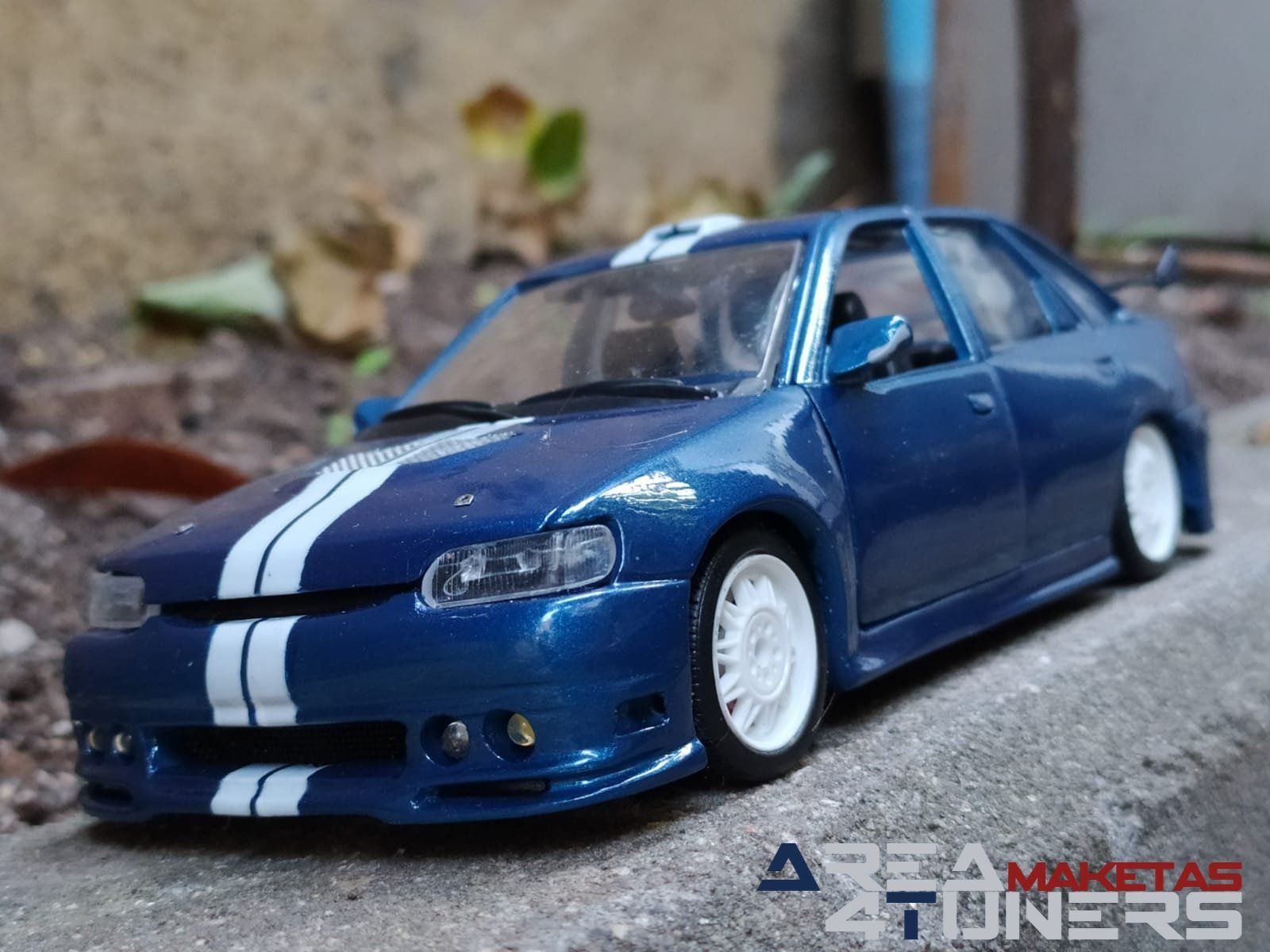 Reportaje maqueta Tuning Ford Escort Little Ocean Imagen perteneciente al reportaje fotográfico de la revista Tuning de publicación diaria Area4tuners.es sobre una maqueta Tuning 1:24 Ford Escort