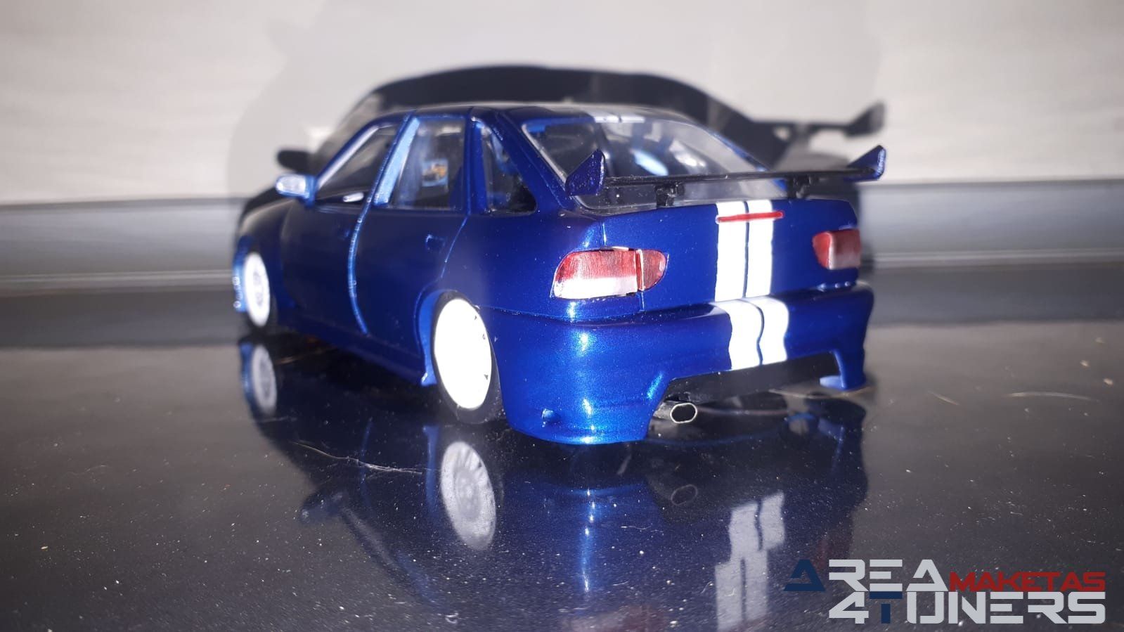 Reportaje maqueta Tuning Ford Escort Little Ocean Imagen perteneciente al reportaje fotográfico de la revista Tuning de publicación diaria Area4tuners.es sobre una maqueta Tuning 1:24 Ford Escort