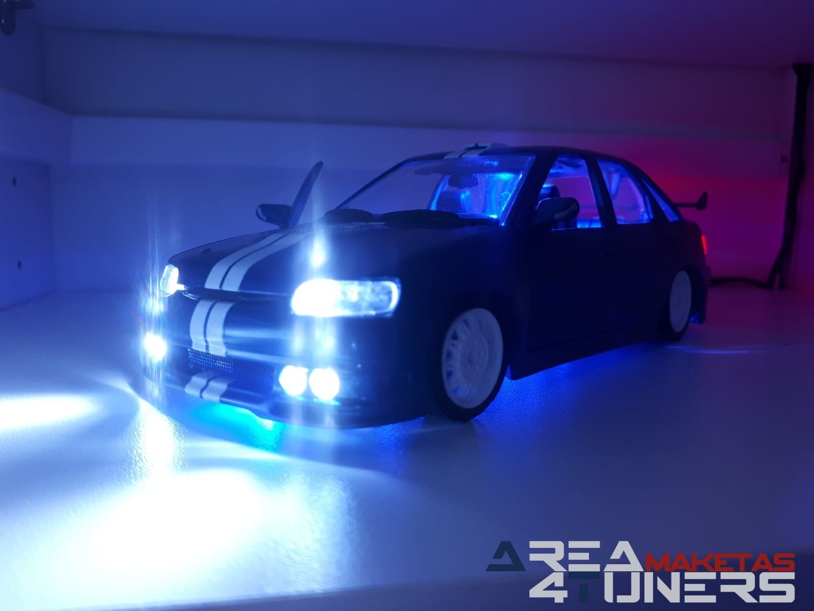 Reportaje maqueta Tuning Ford Escort Little Ocean Imagen perteneciente al reportaje fotográfico de la revista Tuning de publicación diaria Area4tuners.es sobre una maqueta Tuning 1:24 Ford Escort