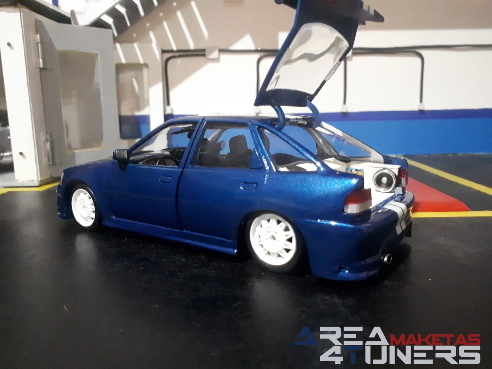 Reportaje maqueta Tuning Ford Escort Little Ocean Imagen perteneciente al reportaje fotográfico de la revista Tuning de publicación diaria Area4tuners.es sobre una maqueta Tuning 1:24 Ford Escort