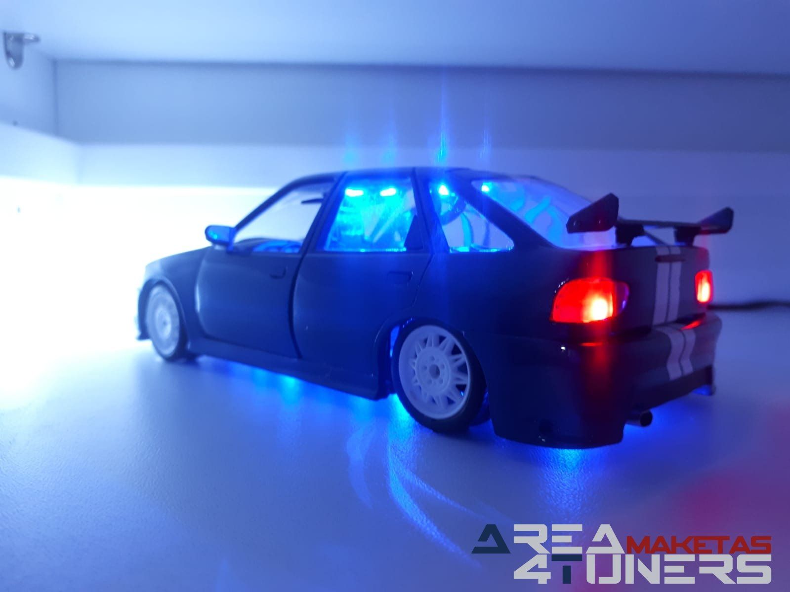 Reportaje maqueta Tuning Ford Escort Little Ocean Imagen perteneciente al reportaje fotográfico de la revista Tuning de publicación diaria Area4tuners.es sobre una maqueta Tuning 1:24 Ford Escort