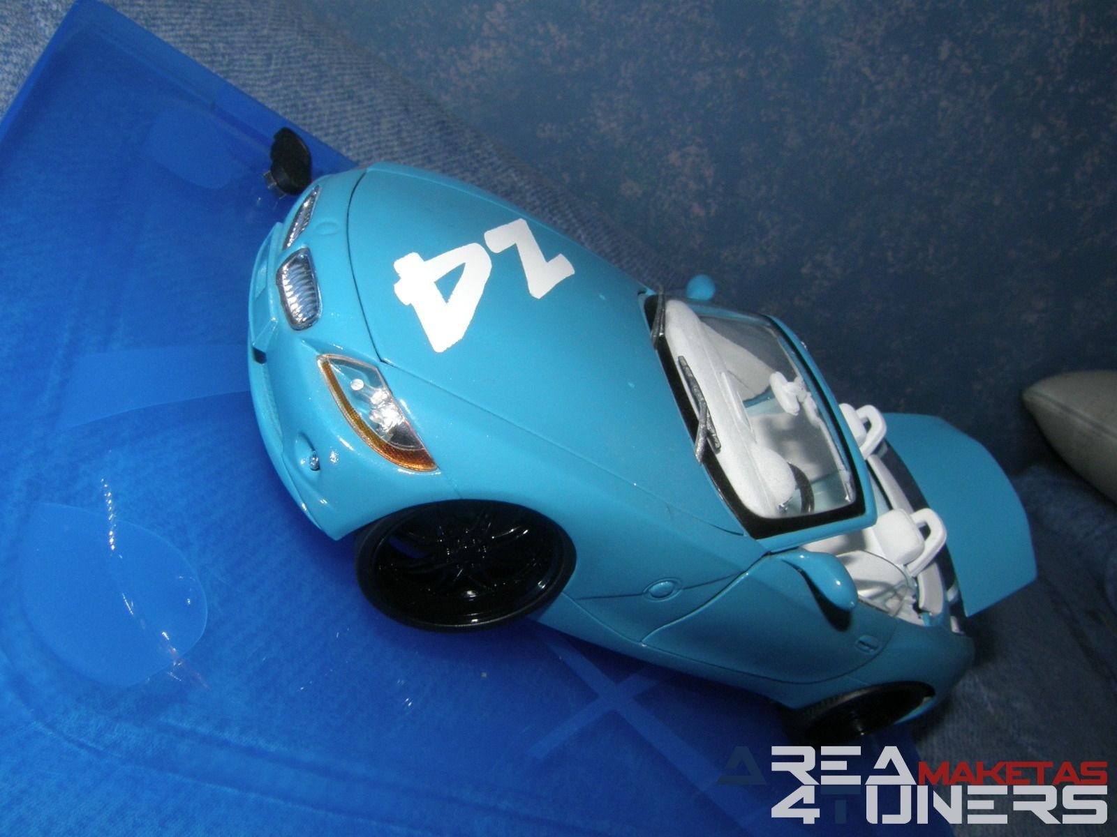 Reportaje maqueta Tuning Bmw Z4 Smurf Style Imagen perteneciente al reportaje fotográfico de la revista Tuning de publicación diaria Area4tuners.es sobre una maqueta Tuning  1:18 Bmw Z4 Cabrio