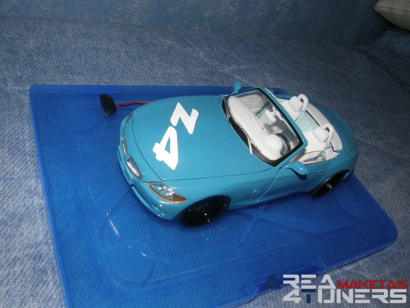 Reportaje maqueta Tuning Bmw Z4 Smurf Style Imagen perteneciente al reportaje fotográfico de la revista Tuning de publicación diaria Area4tuners.es sobre una maqueta Tuning 1:18 Bmw Z4 Cabrio