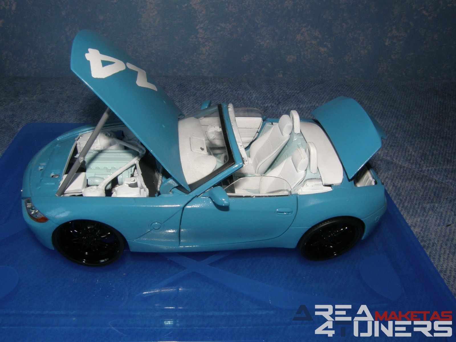 Reportaje maqueta Tuning Bmw Z4 Smurf Style Imagen perteneciente al reportaje fotográfico de la revista Tuning de publicación diaria Area4tuners.es sobre una maqueta Tuning 1:18 Bmw Z4 Cabrio