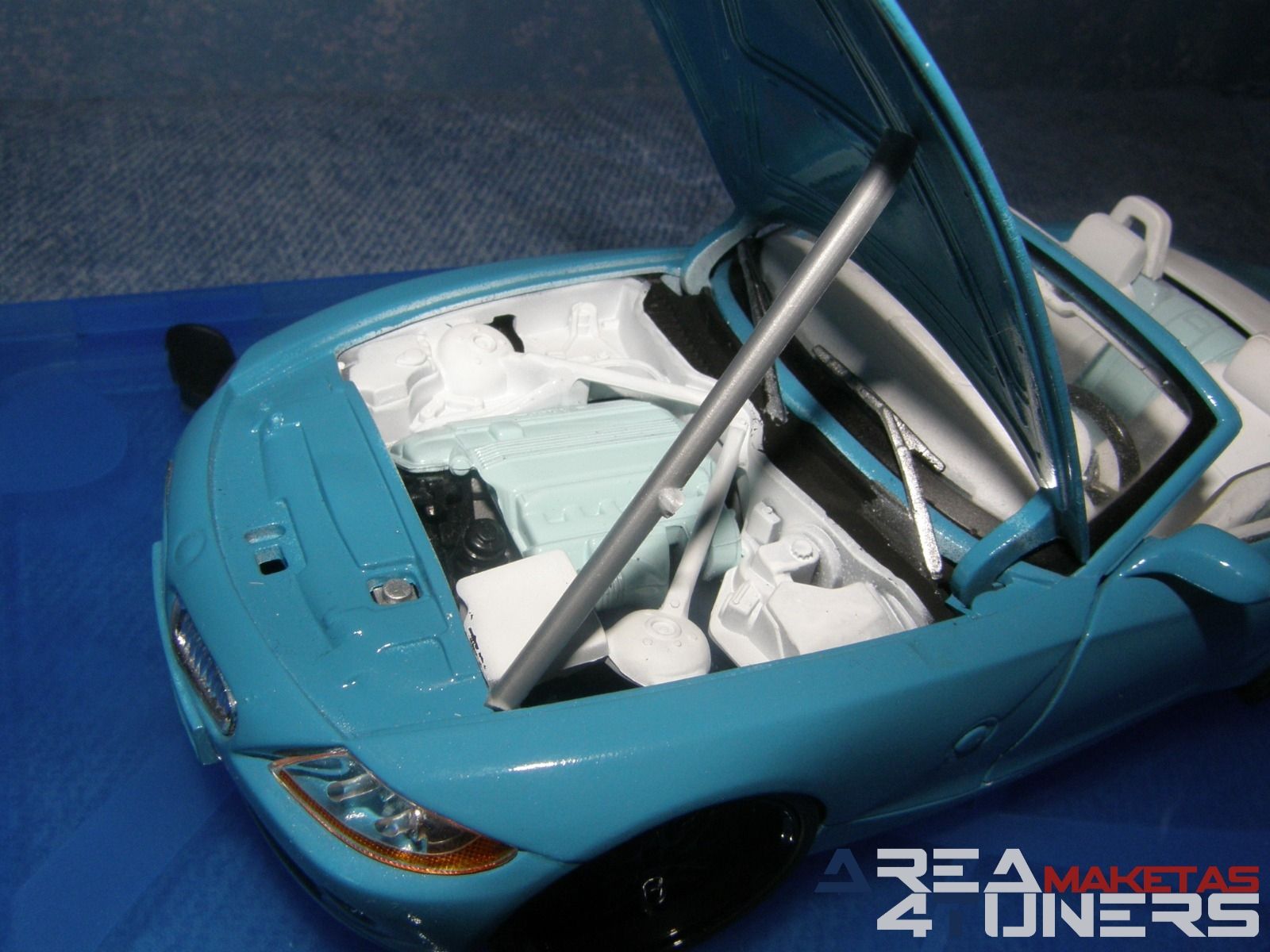 Reportaje maqueta Tuning Bmw Z4 Smurf Style Imagen perteneciente al reportaje fotográfico de la revista Tuning de publicación diaria Area4tuners.es sobre una maqueta Tuning 1:18 Bmw Z4 Cabrio