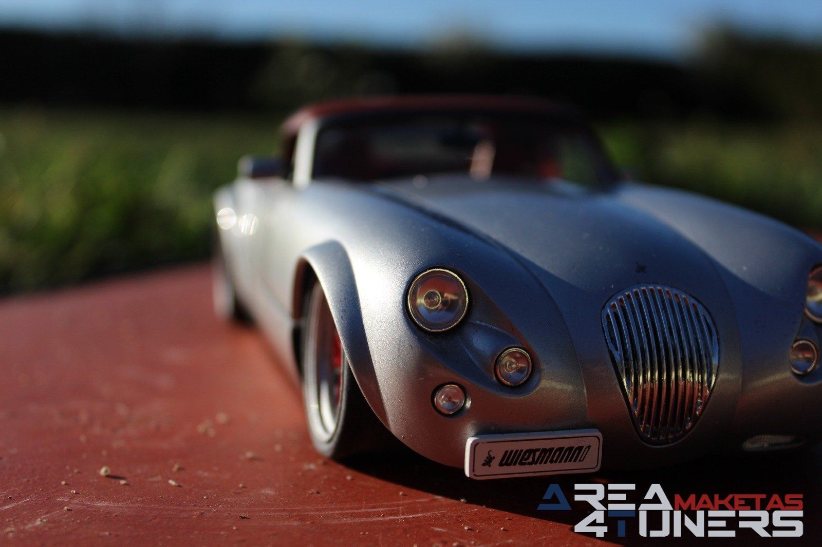 Reportaje maqueta Tuning Wiesmann Roadster Mf 3 Old Style Under Sun Imagen perteneciente al reportaje fotográfico de la revista Tuning de publicación diaria Area4tuners.es sobre una maqueta Tuning 1:18 Wiesmann Roadster Mf3