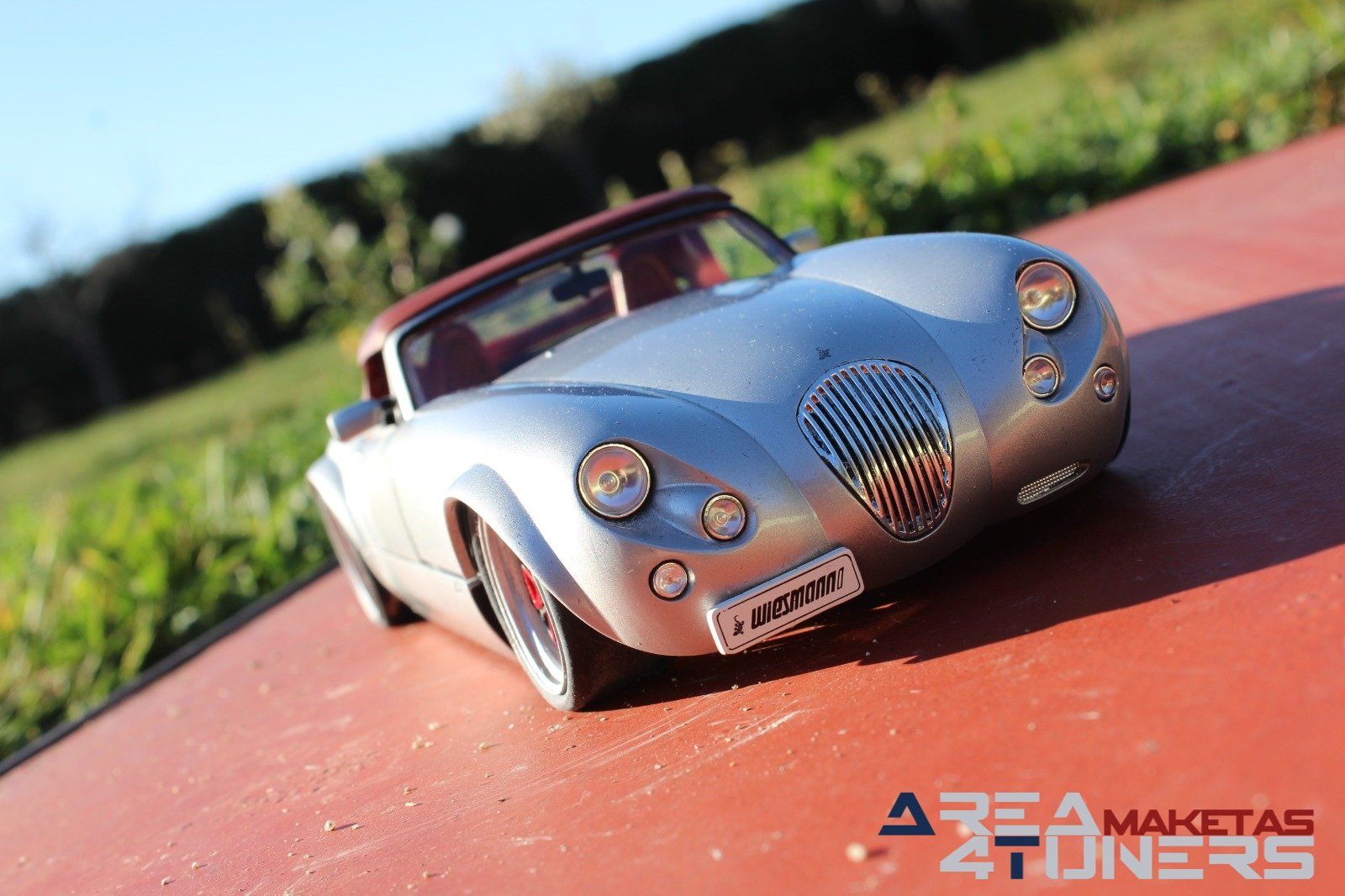 Reportaje maqueta Tuning Wiesmann Roadster Mf 3 Old Style Under Sun Imagen perteneciente al reportaje fotográfico de la revista Tuning de publicación diaria Area4tuners.es sobre una maqueta Tuning 1:18 Wiesmann Roadster Mf3