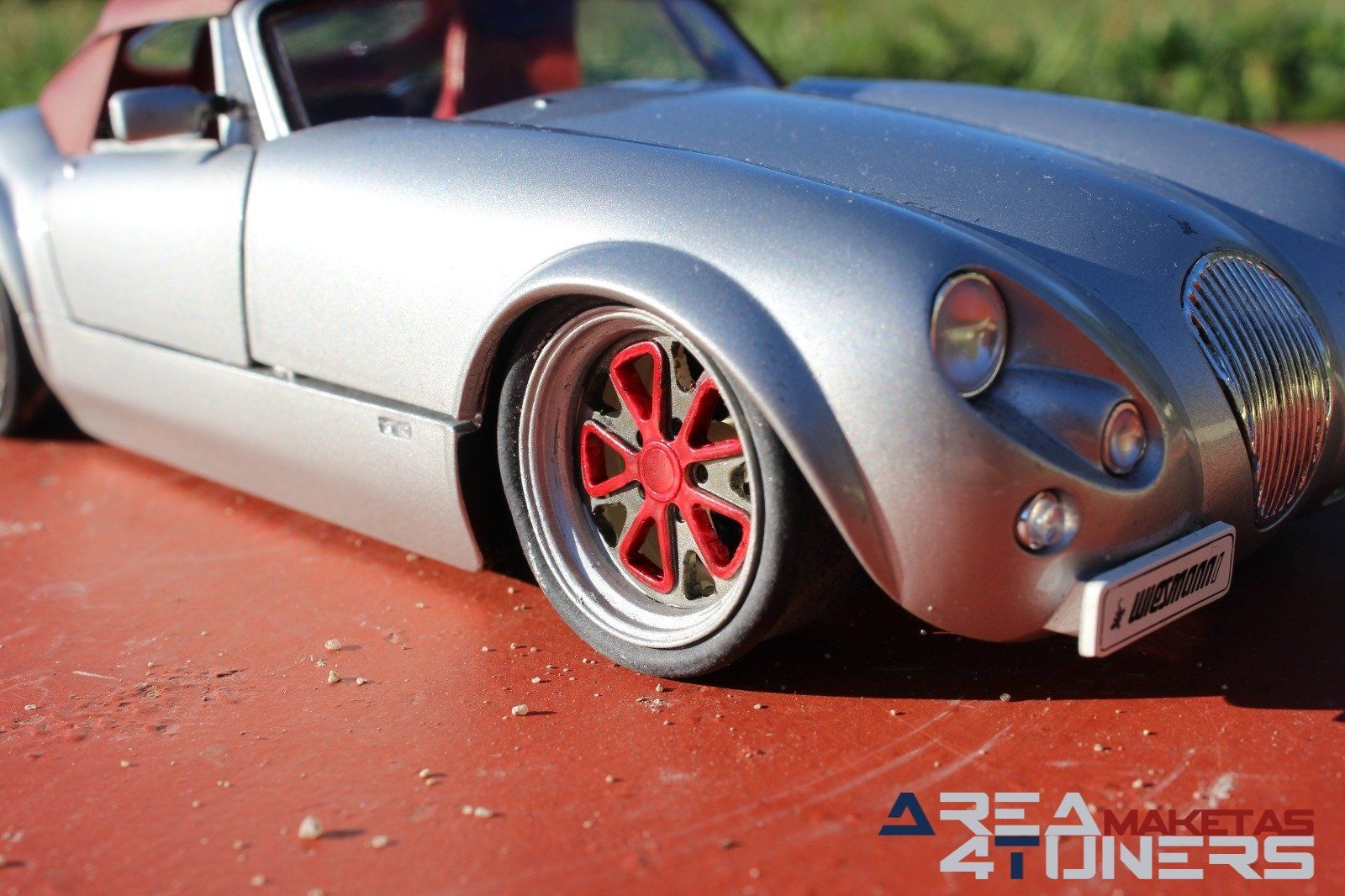 Reportaje maqueta Tuning Wiesmann Roadster Mf 3 Old Style Under Sun Imagen perteneciente al reportaje fotográfico de la revista Tuning de publicación diaria Area4tuners.es sobre una maqueta Tuning 1:18 Wiesmann Roadster Mf3