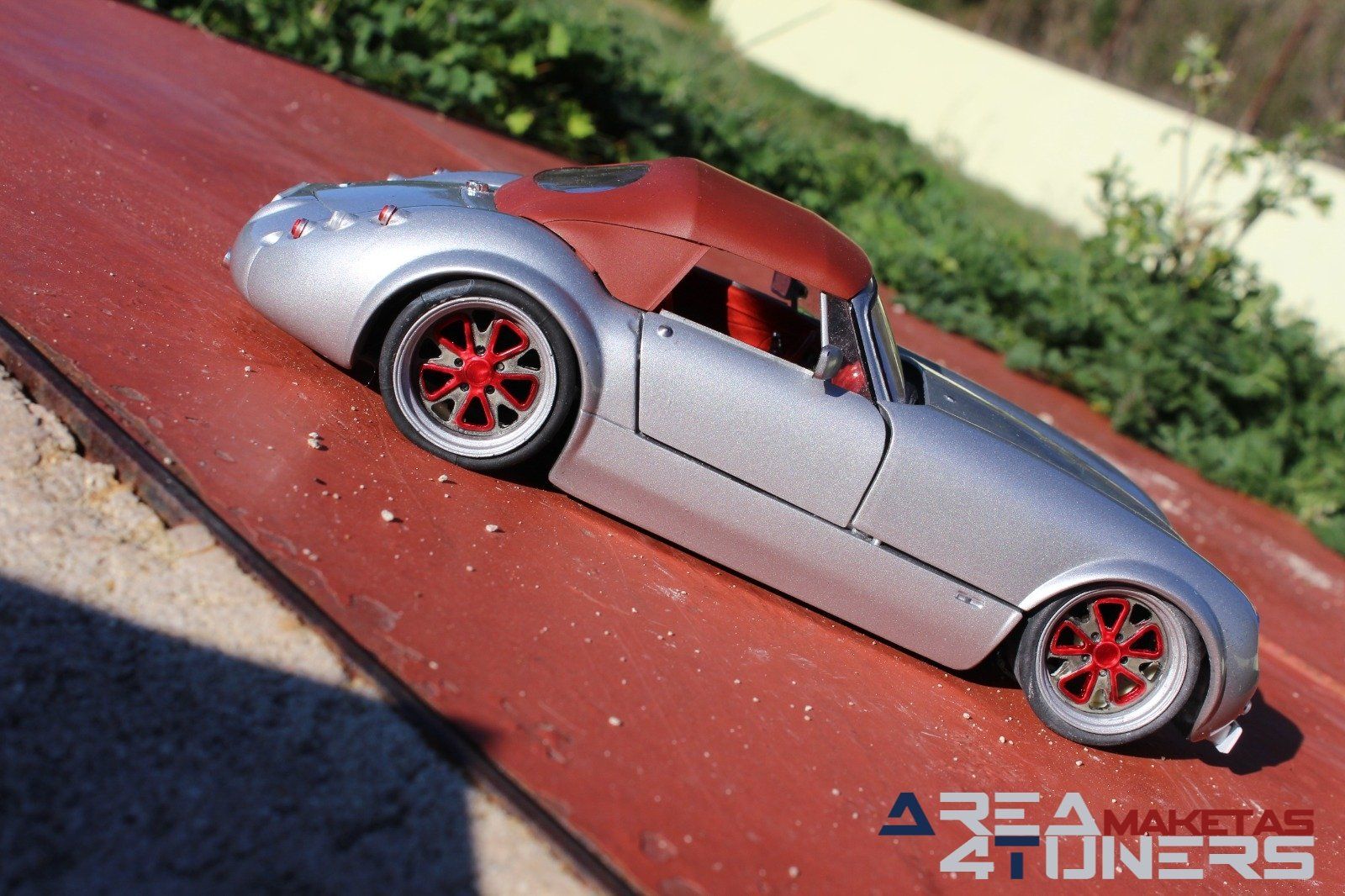 Reportaje maqueta Tuning Wiesmann Roadster Mf 3 Old Style Under Sun Imagen perteneciente al reportaje fotográfico de la revista Tuning de publicación diaria Area4tuners.es sobre una maqueta Tuning 1:18 Wiesmann Roadster Mf3