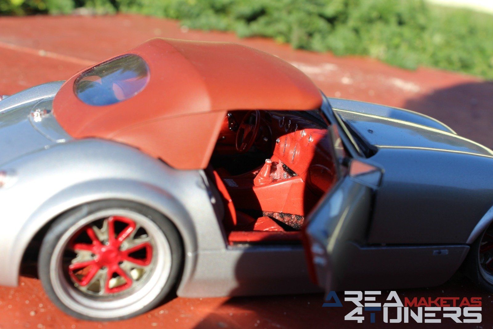 Reportaje maqueta Tuning Wiesmann Roadster Mf 3 Old Style Under Sun Imagen perteneciente al reportaje fotográfico de la revista Tuning de publicación diaria Area4tuners.es sobre una maqueta Tuning 1:18 Wiesmann Roadster Mf3
