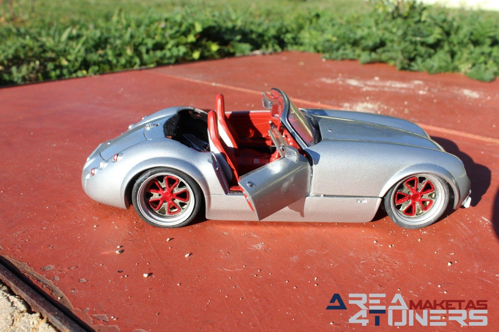 Reportaje maqueta Tuning Wiesmann Roadster Mf 3 Old Style Under Sun Imagen perteneciente al reportaje fotográfico de la revista Tuning de publicación diaria Area4tuners.es sobre una maqueta Tuning 1:18 Wiesmann Roadster Mf3