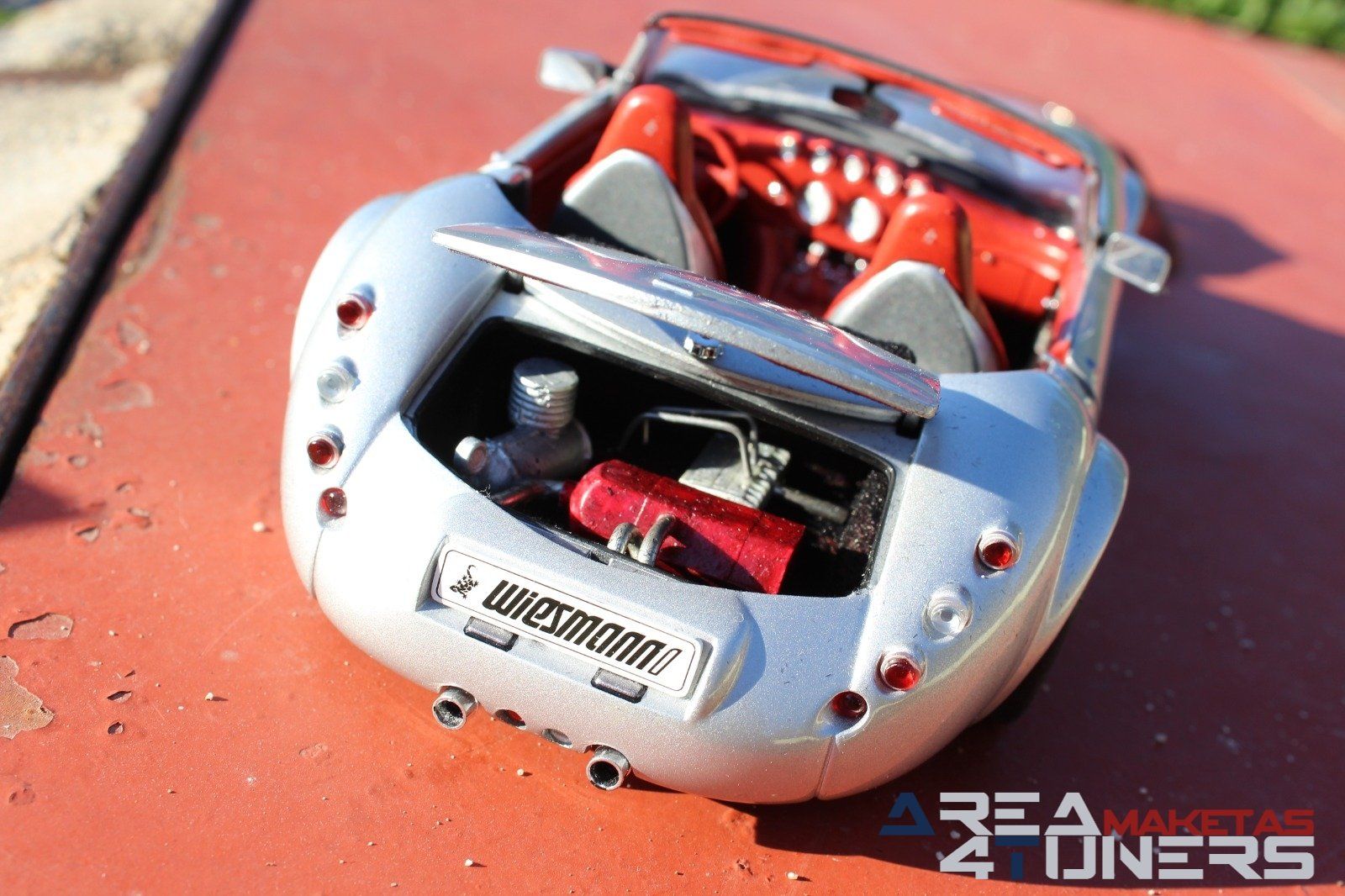 Reportaje maqueta Tuning Wiesmann Roadster Mf 3 Old Style Under Sun Imagen perteneciente al reportaje fotográfico de la revista Tuning de publicación diaria Area4tuners.es sobre una maqueta Tuning 1:18 Wiesmann Roadster Mf3