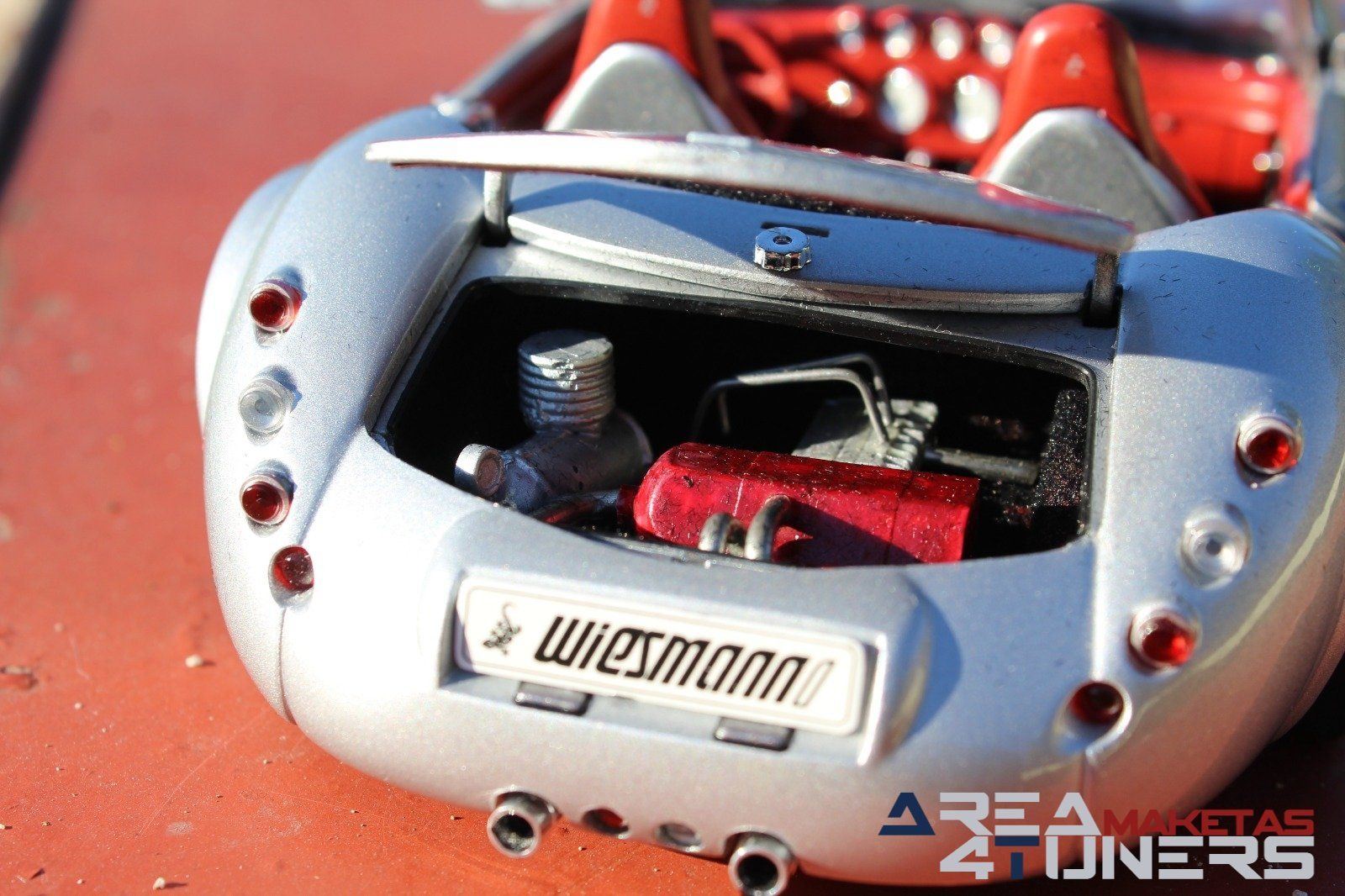 Reportaje maqueta Tuning Wiesmann Roadster Mf 3 Old Style Under Sun Imagen perteneciente al reportaje fotográfico de la revista Tuning de publicación diaria Area4tuners.es sobre una maqueta Tuning 1:18 Wiesmann Roadster Mf3