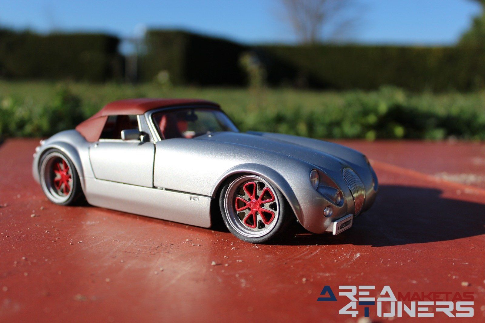 Reportaje maqueta Tuning Wiesmann Roadster Mf 3 Old Style Under Sun Imagen perteneciente al reportaje fotográfico de la revista Tuning de publicación diaria Area4tuners.es sobre una maqueta Tuning 1:18 Wiesmann Roadster Mf3