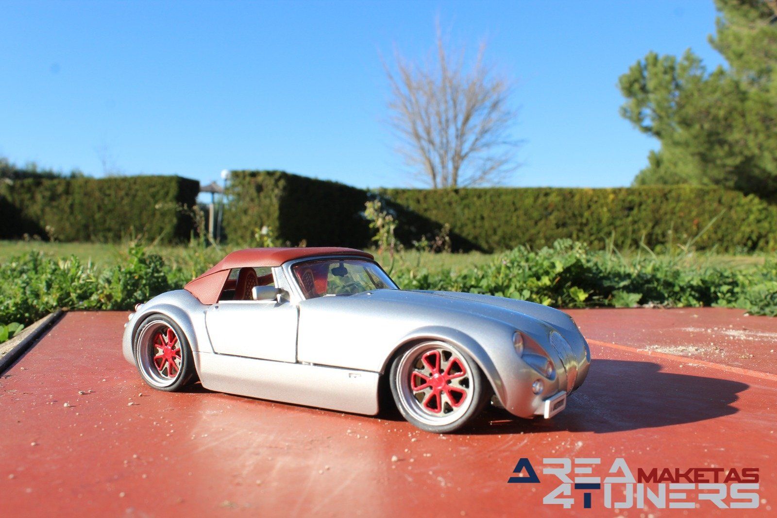 Reportaje maqueta Tuning Wiesmann Roadster Mf 3 Old Style Under Sun Imagen perteneciente al reportaje fotográfico de la revista Tuning de publicación diaria Area4tuners.es sobre una maqueta Tuning 1:18 Wiesmann Roadster Mf3