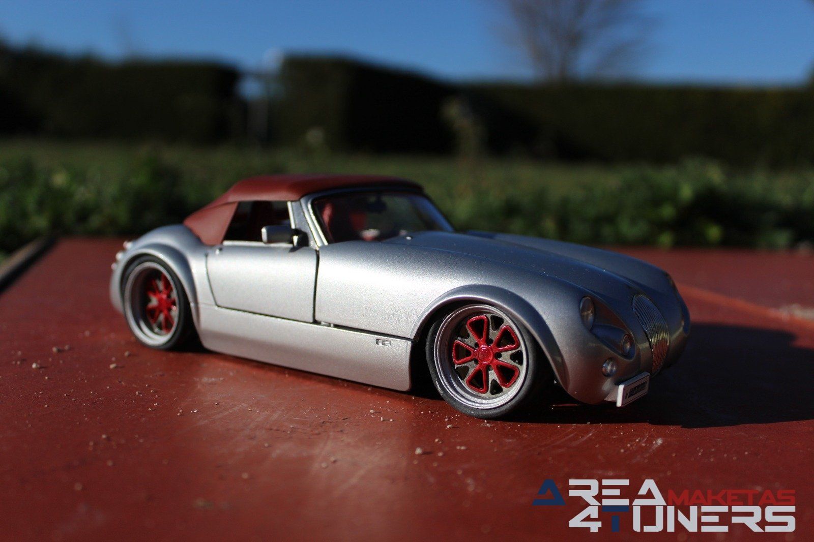 Reportaje maqueta Tuning Wiesmann Roadster Mf 3 Old Style Under Sun Imagen perteneciente al reportaje fotográfico de la revista Tuning de publicación diaria Area4tuners.es sobre una maqueta Tuning 1:18 Wiesmann Roadster Mf3