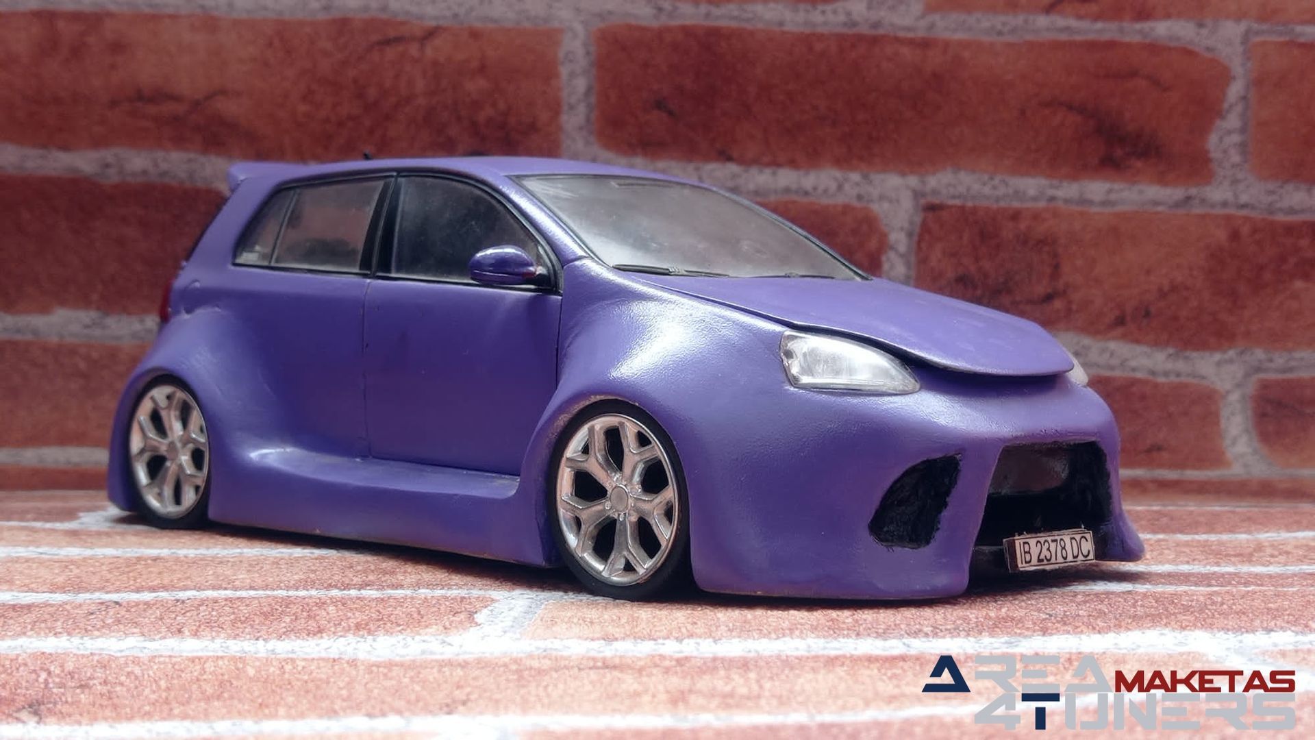 Reportaje maqueta coche Tuning Vw Golf Uva Tinta Imagen perteneciente al reportaje de la revista Area4tuners.es sobre una maqueta de coche Tuning 1:18 Vw Golf Uva Tinta