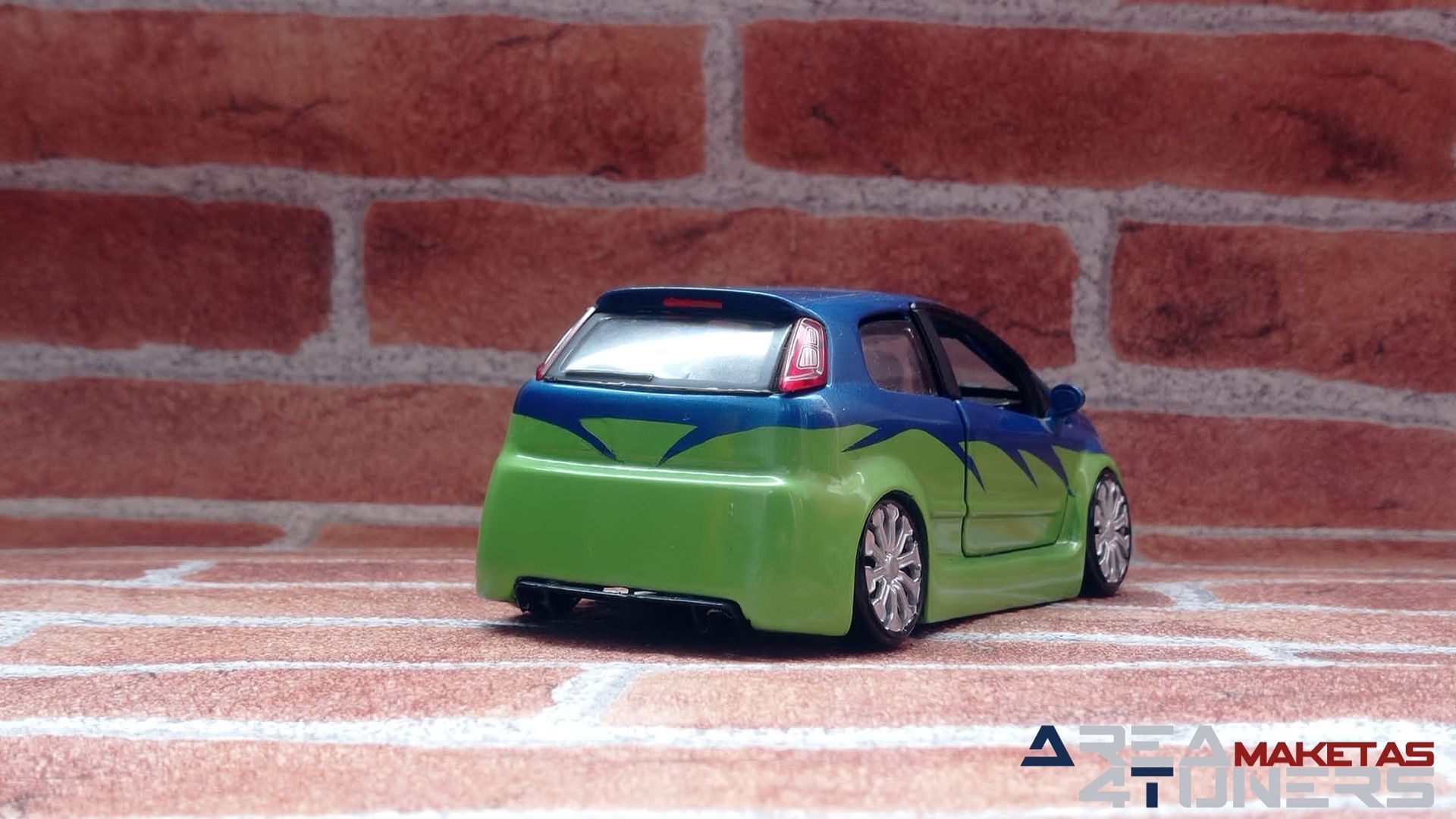 Reportaje maqueta Tuning Fiat Punto On Point Imagen perteneciente al reportaje fotográfico de la revista Tuning de publicación diaria Area4tuners.es sobre una maqueta Tuning  1:24 Fiat Punto On Point