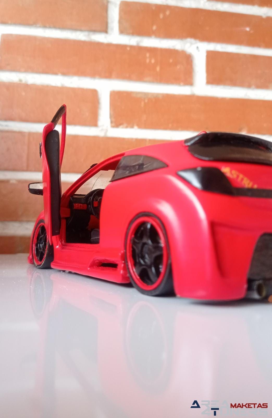 Reportaje maqueta Tuning Opel Astra Astru Imagen perteneciente al reportaje fotográfico de la revista Tuning de publicación diaria Area4tuners.es sobre una maqueta Tuning 1:24 Opel Astra