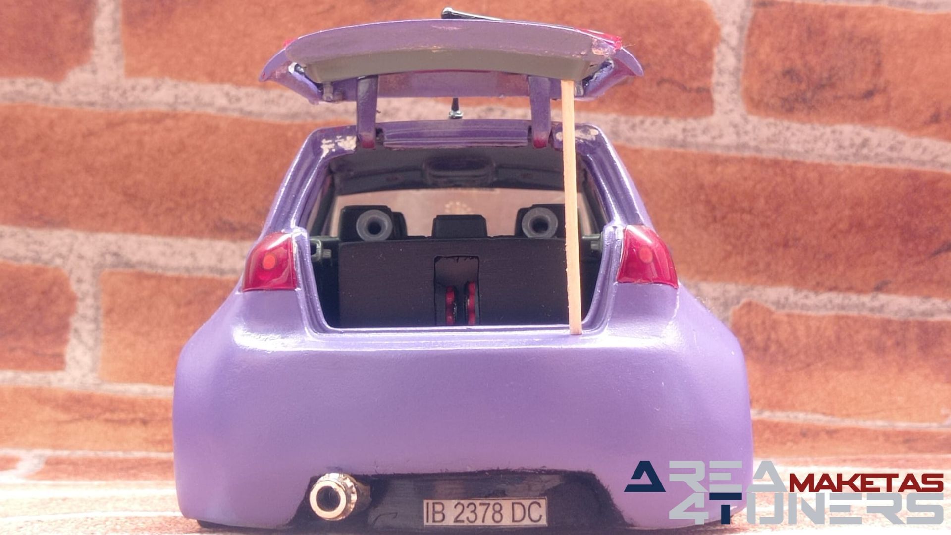 Reportaje maqueta coche Tuning Vw Golf Uva Tinta Imagen perteneciente al reportaje de la revista Area4tuners.es sobre una maqueta de coche Tuning 1:18 Vw Golf Uva Tinta