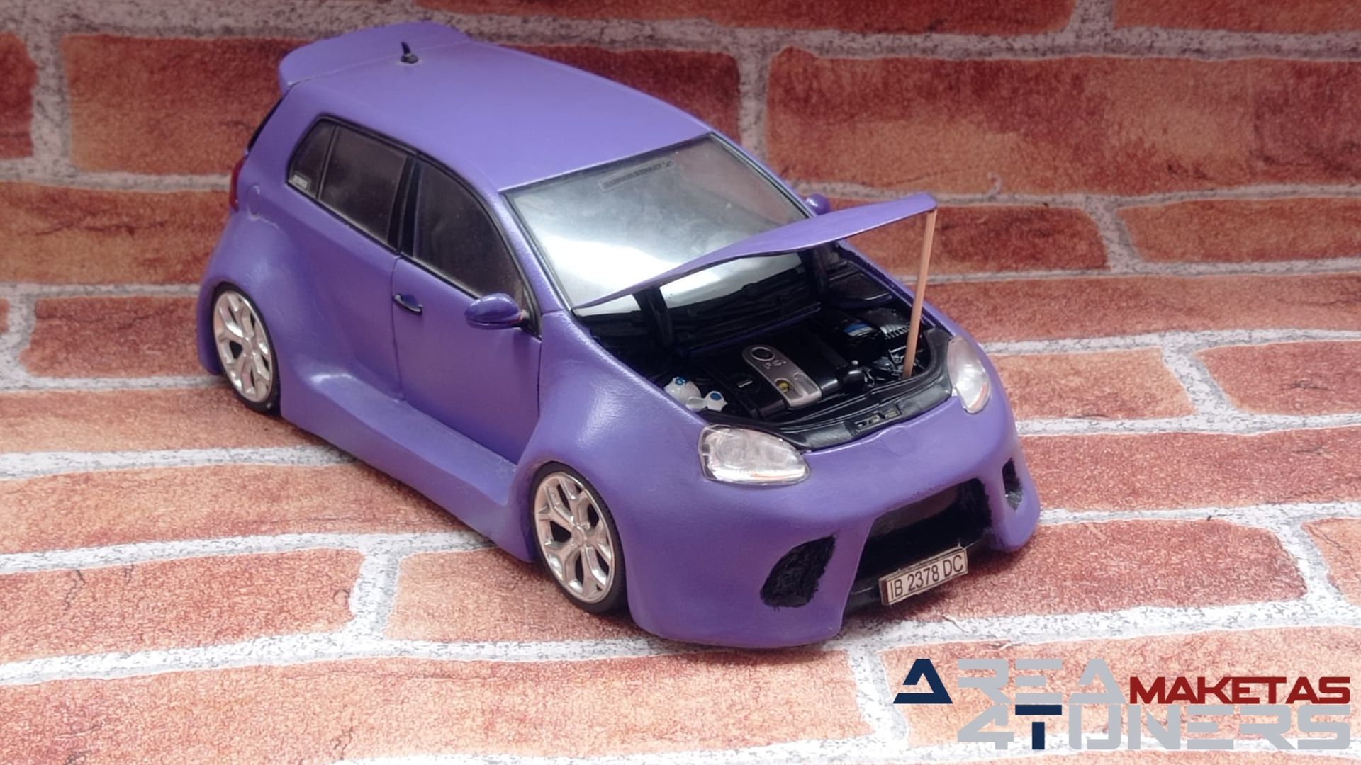 Reportaje maqueta coche Tuning Vw Golf Uva Tinta Imagen perteneciente al reportaje de la revista Area4tuners.es sobre una maqueta de coche Tuning 1:18 Vw Golf Uva Tinta