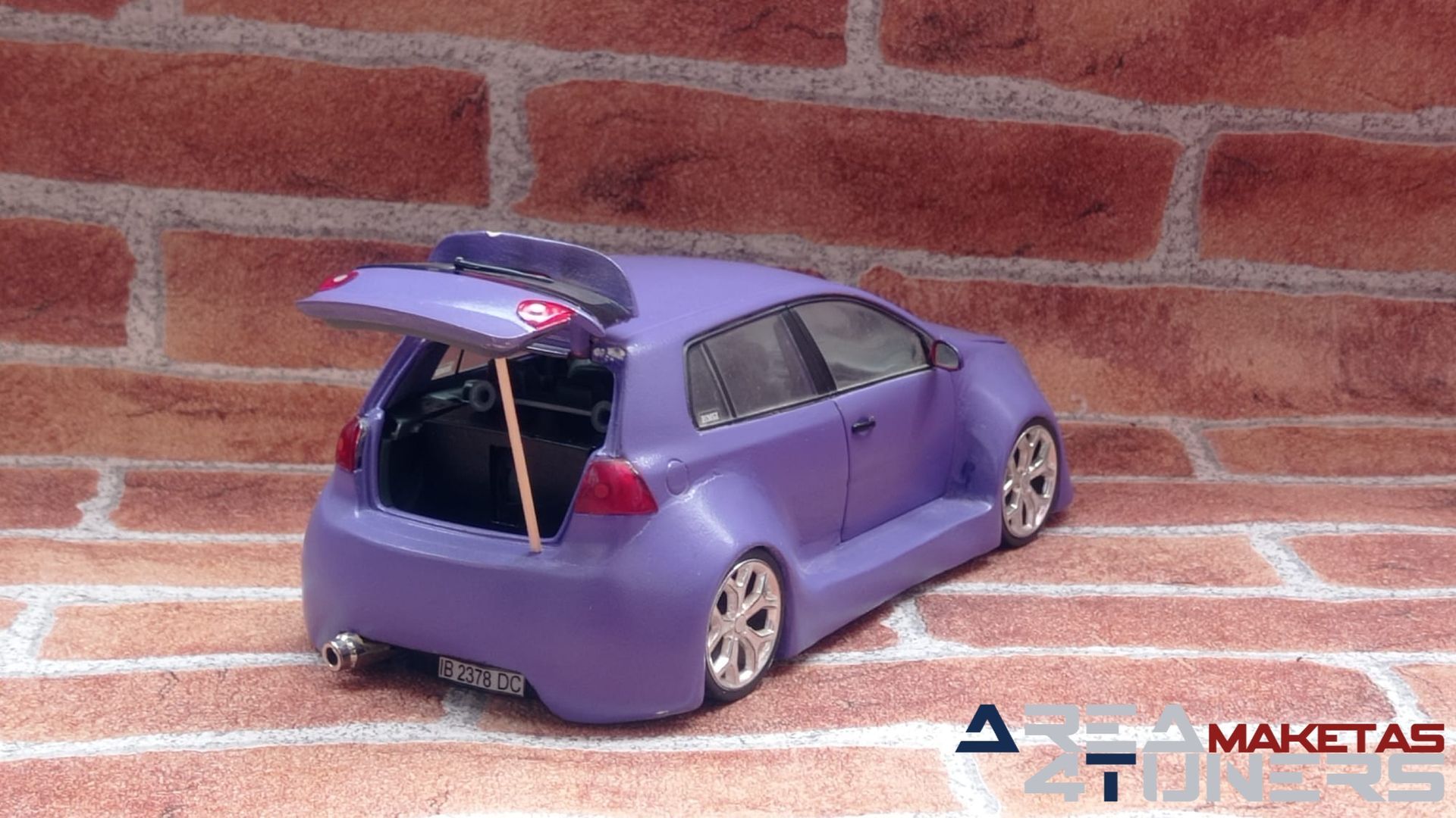 Reportaje maqueta coche Tuning Vw Golf Uva Tinta Imagen perteneciente al reportaje de la revista Area4tuners.es sobre una maqueta de coche Tuning 1:18 Vw Golf Uva Tinta