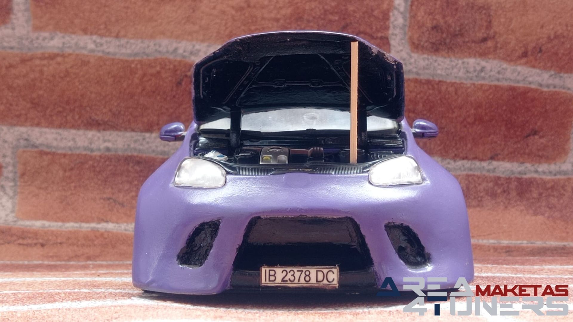 Reportaje maqueta coche Tuning Vw Golf Uva Tinta Imagen perteneciente al reportaje de la revista Area4tuners.es sobre una maqueta de coche Tuning 1:18 Vw Golf Uva Tinta