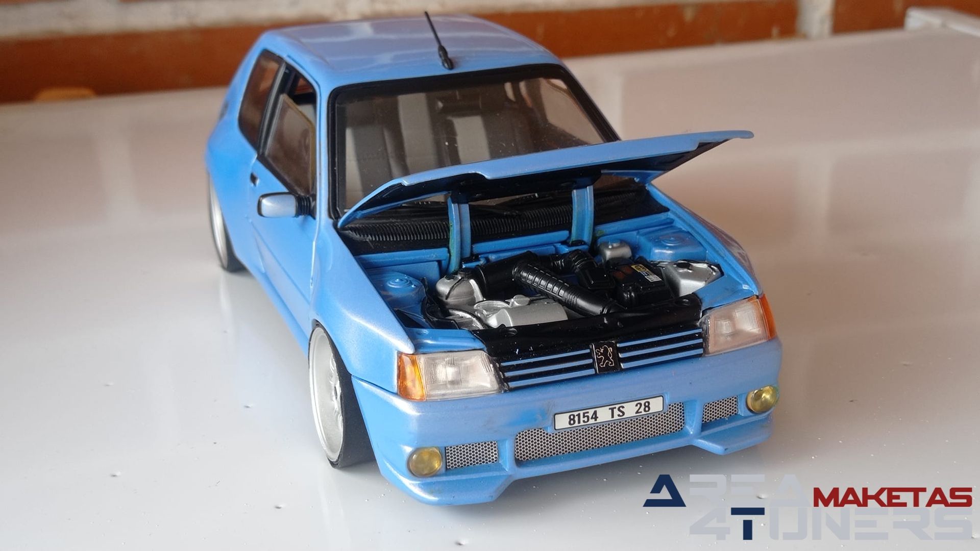 Reportaje maqueta Tuning Peugeot 205 Gti Nacarado Imagen perteneciente al reportaje fotográfico de la revista Tuning de publicación diaria Area4tuners.es sobre una maqueta Tuning 1:18 Peugeot 205 Gti