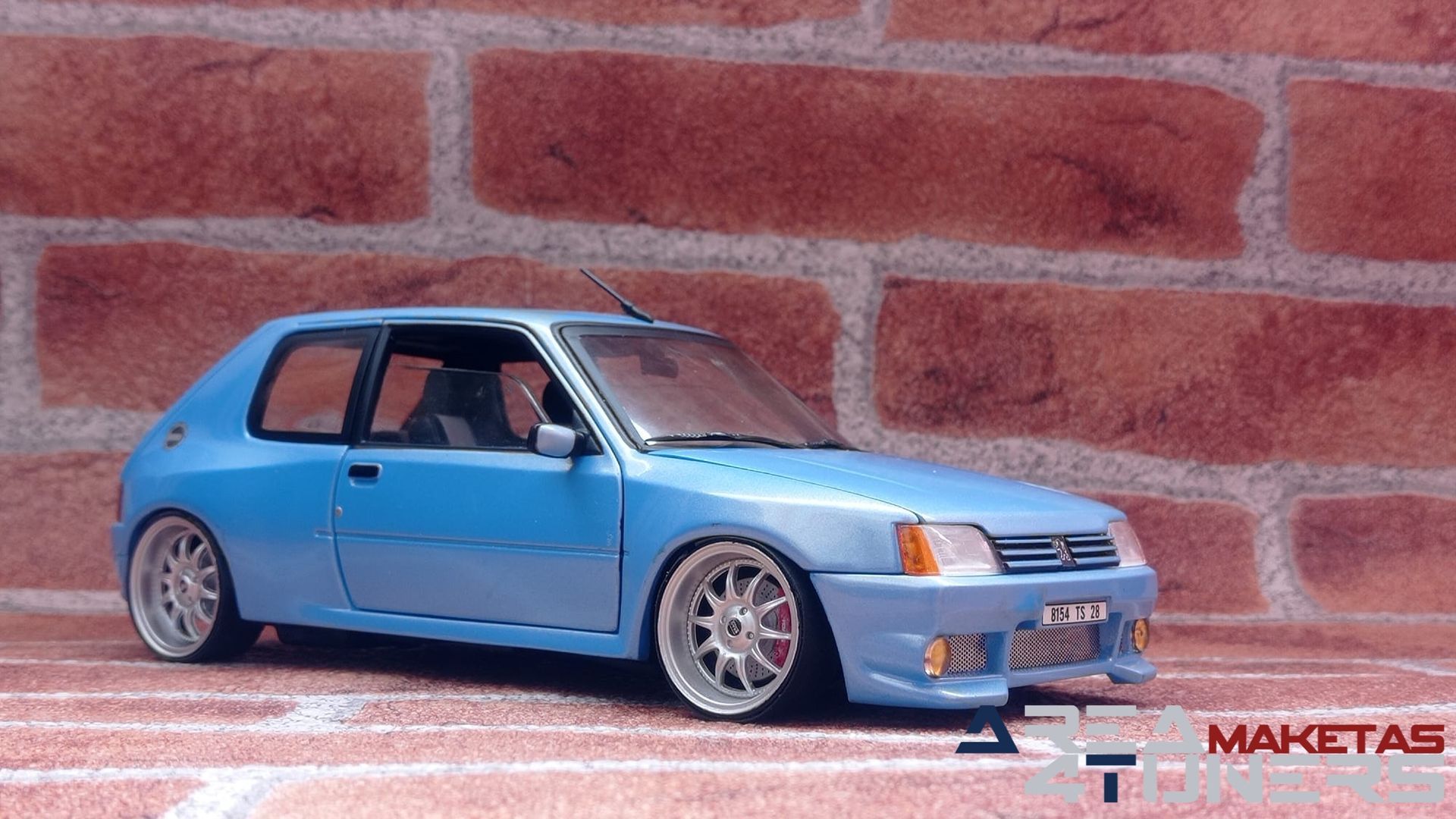 Reportaje maqueta Tuning Peugeot 205 Gti Nacarado Imagen perteneciente al reportaje fotográfico de la revista Tuning de publicación diaria Area4tuners.es sobre una maqueta Tuning 1:18 Peugeot 205 Gti