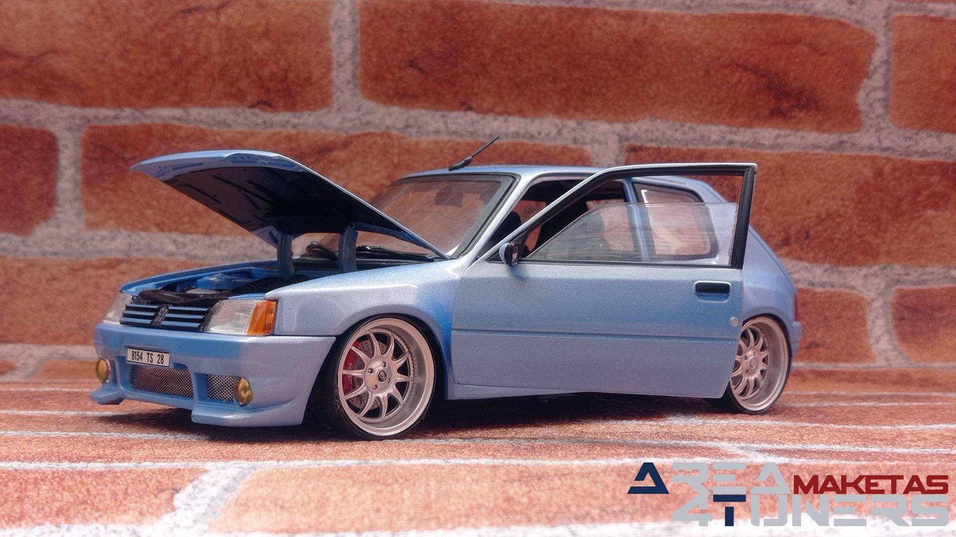 Reportaje maqueta Tuning Peugeot 205 Gti Nacarado Imagen perteneciente al reportaje fotográfico de la revista Tuning de publicación diaria Area4tuners.es sobre una maqueta Tuning 1:18 Peugeot 205 Gti