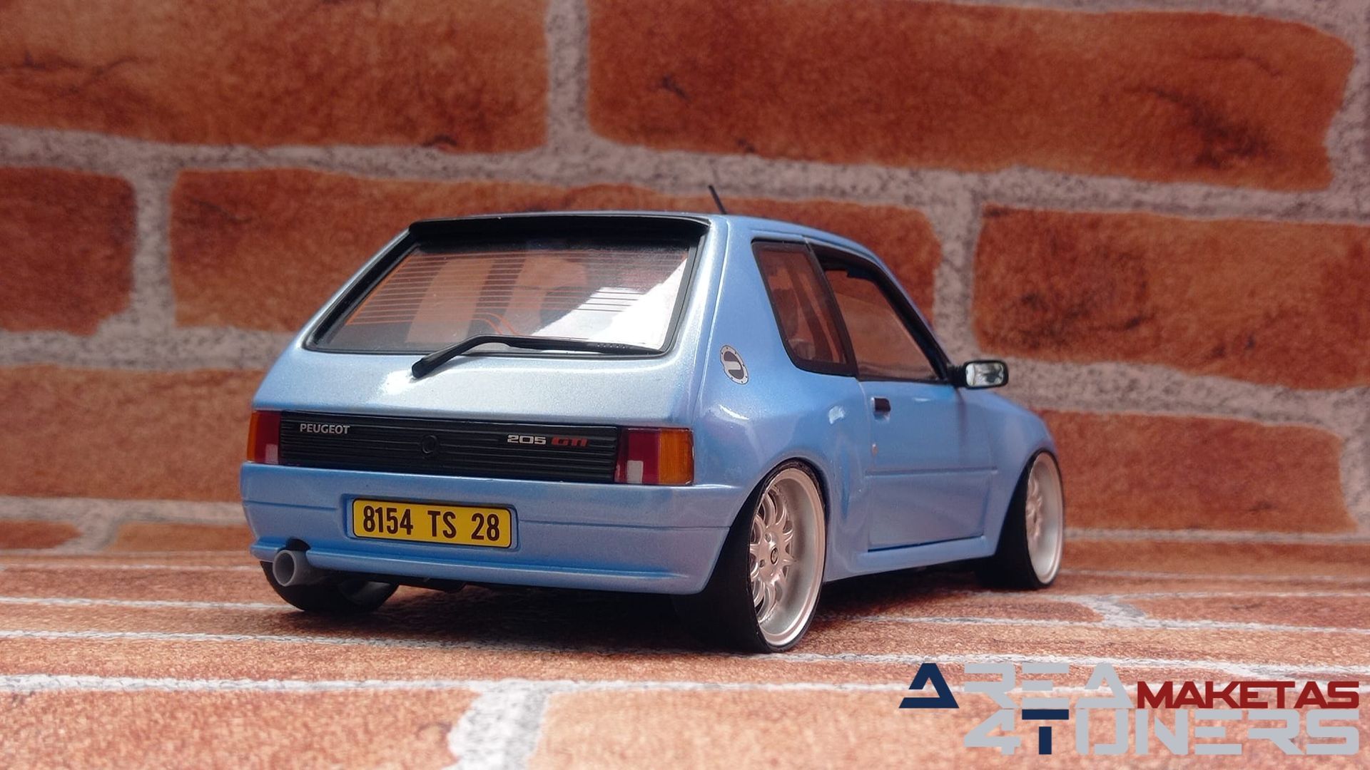 Reportaje maqueta Tuning Peugeot 205 Gti Nacarado Imagen perteneciente al reportaje fotográfico de la revista Tuning de publicación diaria Area4tuners.es sobre una maqueta Tuning 1:18 Peugeot 205 Gti