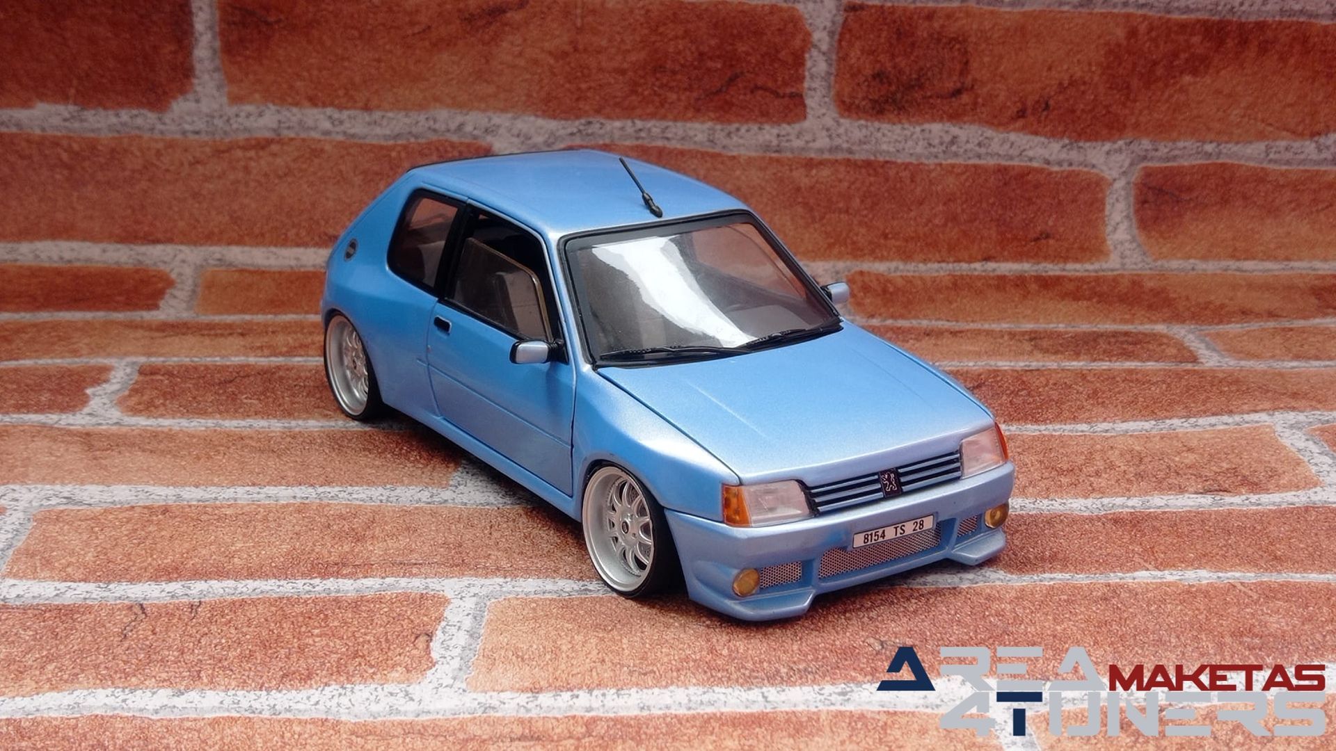 Reportaje maqueta Tuning Peugeot 205 Gti Nacarado Imagen perteneciente al reportaje fotográfico de la revista Tuning de publicación diaria Area4tuners.es sobre una maqueta Tuning 1:18 Peugeot 205 Gti