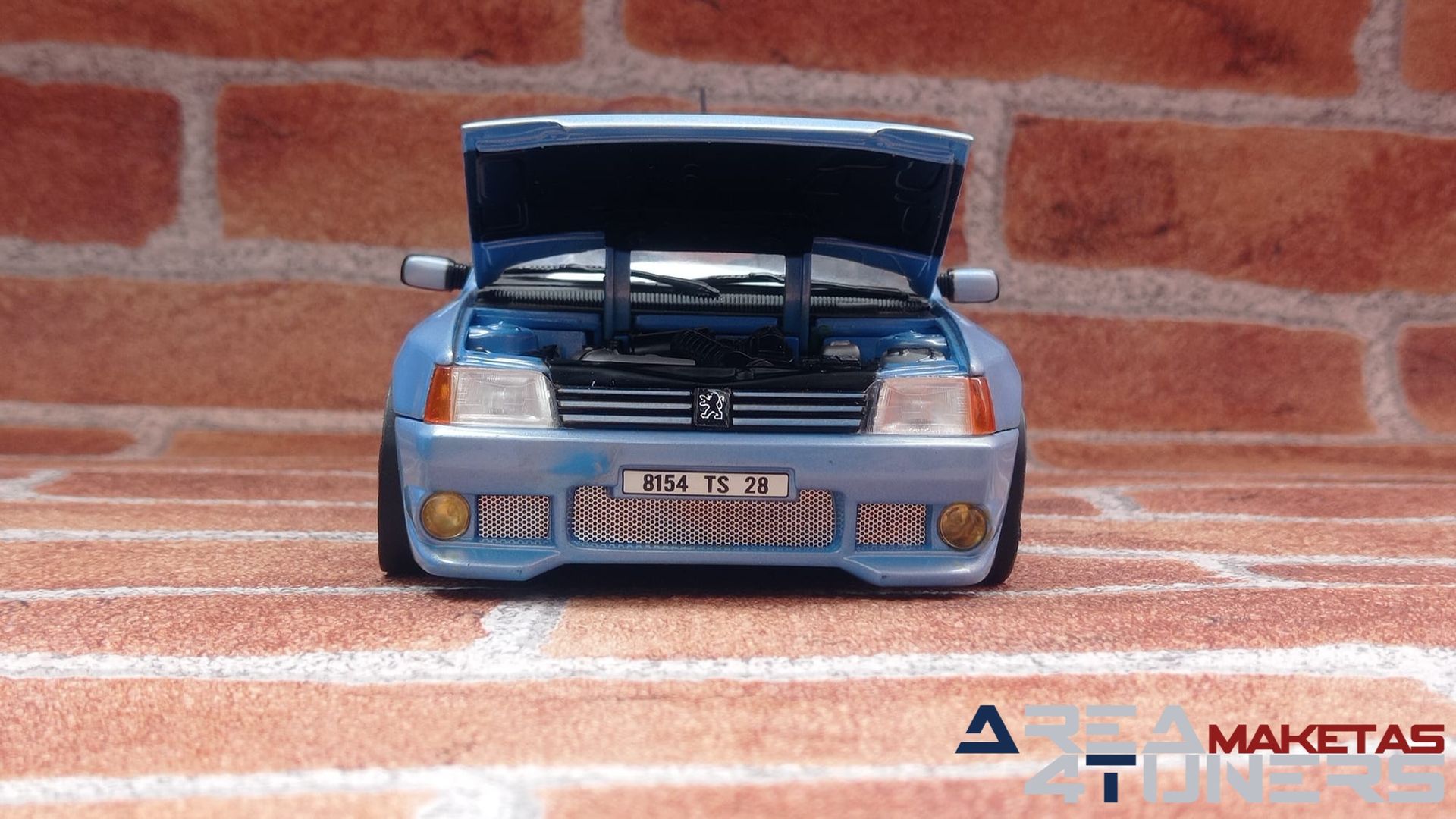 Reportaje maqueta Tuning Peugeot 205 Gti Nacarado Imagen perteneciente al reportaje fotográfico de la revista Tuning de publicación diaria Area4tuners.es sobre una maqueta Tuning 1:18 Peugeot 205 Gti