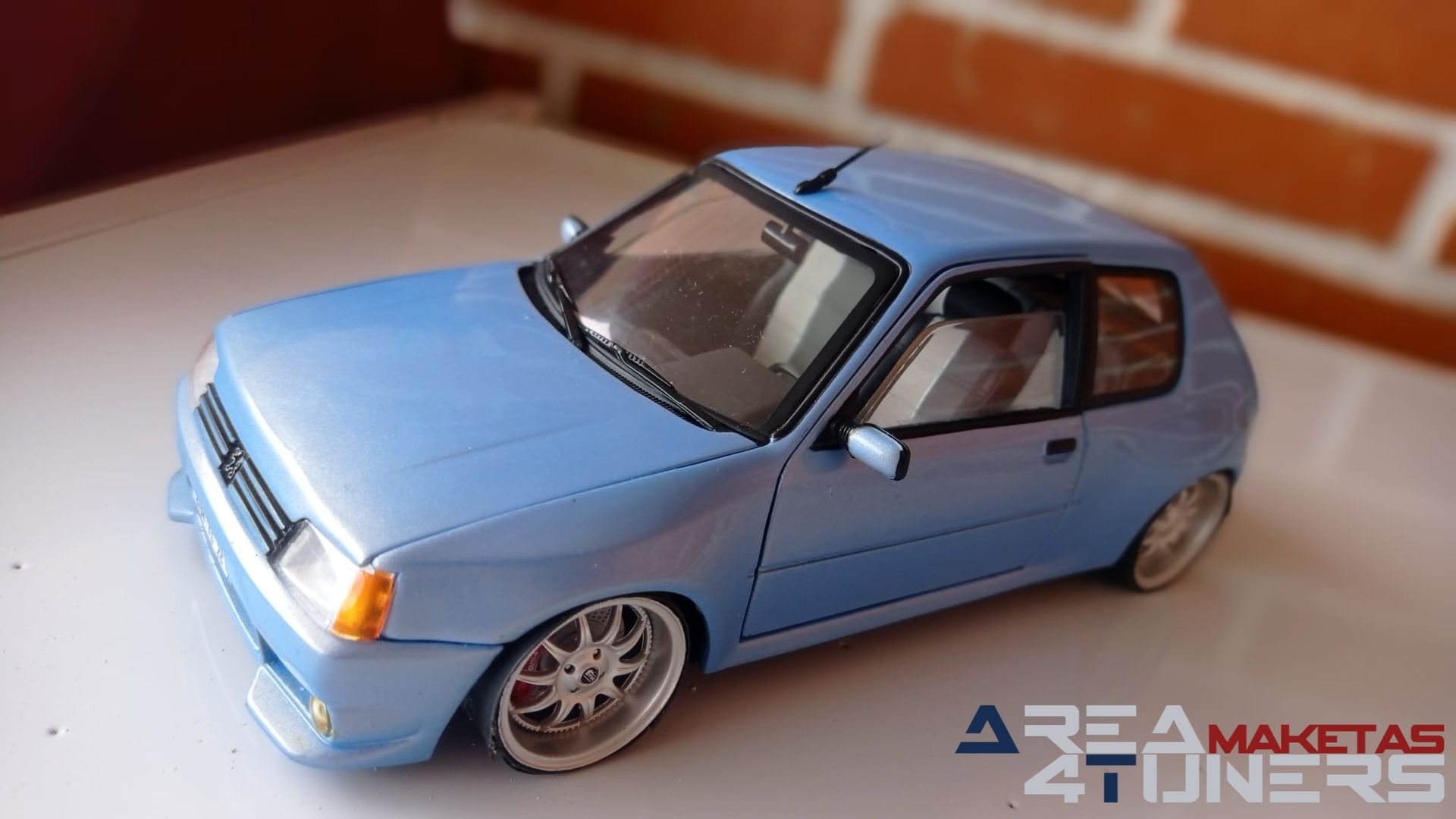 Reportaje maqueta Tuning Peugeot 205 Gti Nacarado Imagen perteneciente al reportaje fotográfico de la revista Tuning de publicación diaria Area4tuners.es sobre una maqueta Tuning 1:18 Peugeot 205 Gti