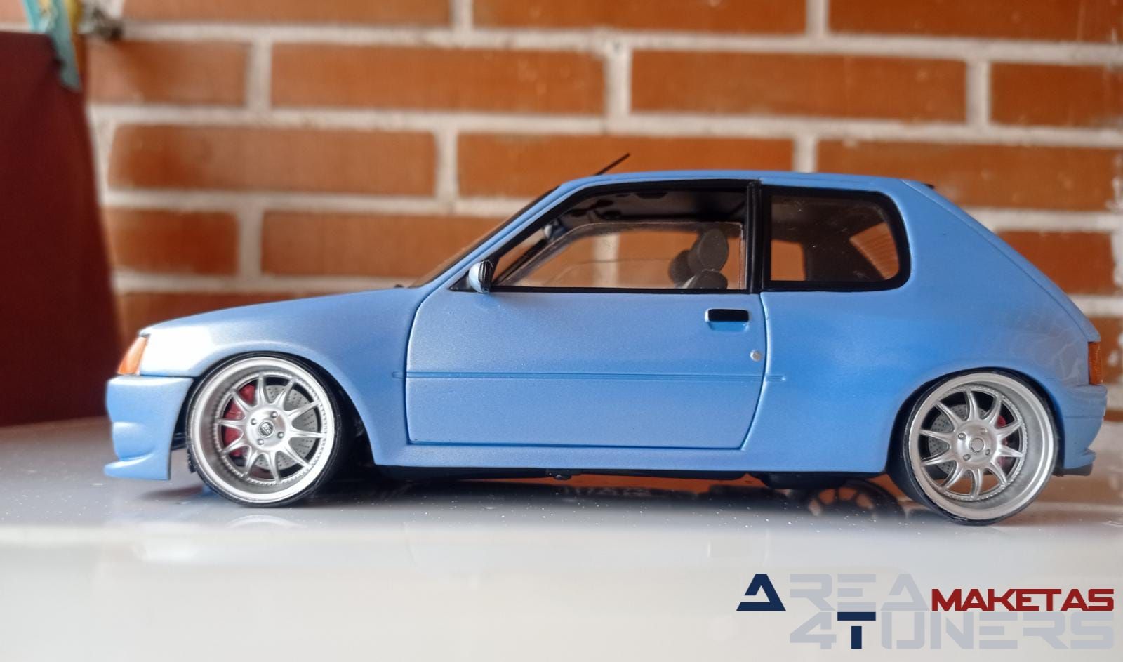 Reportaje maqueta Tuning Peugeot 205 Gti Nacarado Imagen perteneciente al reportaje fotográfico de la revista Tuning de publicación diaria Area4tuners.es sobre una maqueta Tuning 1:18 Peugeot 205 Gti Nacarado