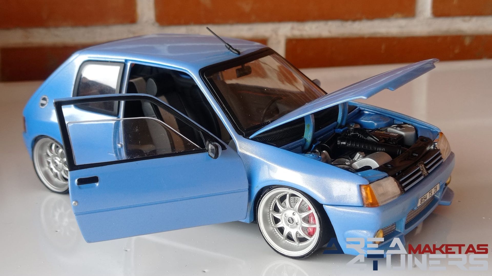 Reportaje maqueta Tuning Peugeot 205 Gti Nacarado Imagen perteneciente al reportaje fotográfico de la revista Tuning de publicación diaria Area4tuners.es sobre una maqueta Tuning 1:18 Peugeot 205 Gti Nacarado