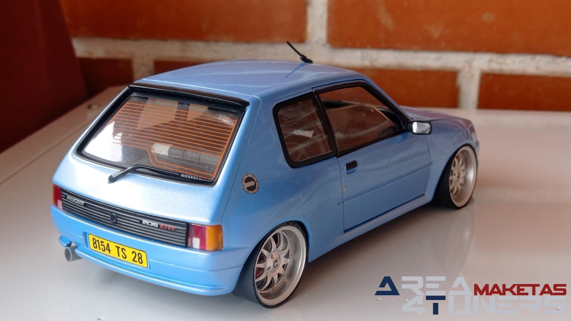 Reportaje maqueta Tuning Peugeot 205 Gti Nacarado Imagen perteneciente al reportaje fotográfico de la revista Tuning de publicación diaria Area4tuners.es sobre una maqueta Tuning 1:18 Peugeot 205 Gti Nacarado