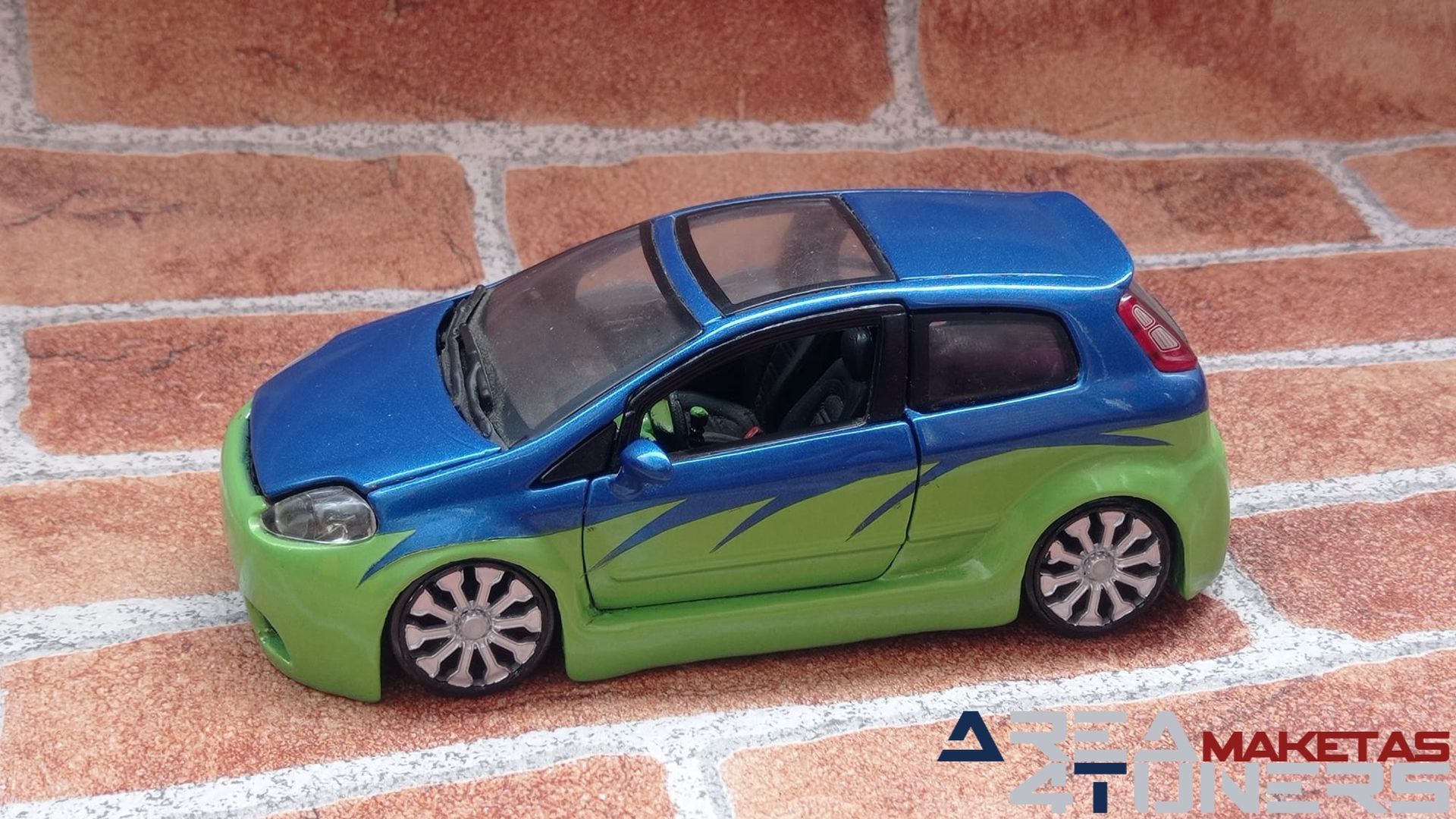 Reportaje maqueta Tuning Fiat Punto On Point Imagen perteneciente al reportaje fotográfico de la revista Tuning de publicación diaria Area4tuners.es sobre una maqueta Tuning  1:24 Fiat Punto On Point