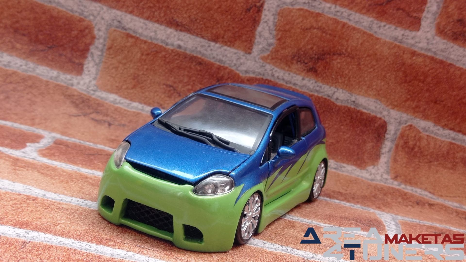 Reportaje maqueta Tuning Fiat Punto On Point Imagen perteneciente al reportaje fotográfico de la revista Tuning de publicación diaria Area4tuners.es sobre una maqueta Tuning  1:24 Fiat Punto On Point