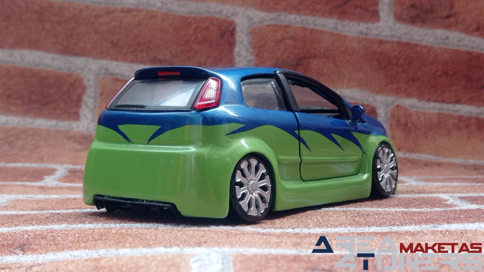 Reportaje maqueta Tuning Fiat Punto On Point Imagen perteneciente al reportaje fotográfico de la revista Tuning de publicación diaria Area4tuners.es sobre una maqueta Tuning 1:24 Fiat Punto On Point