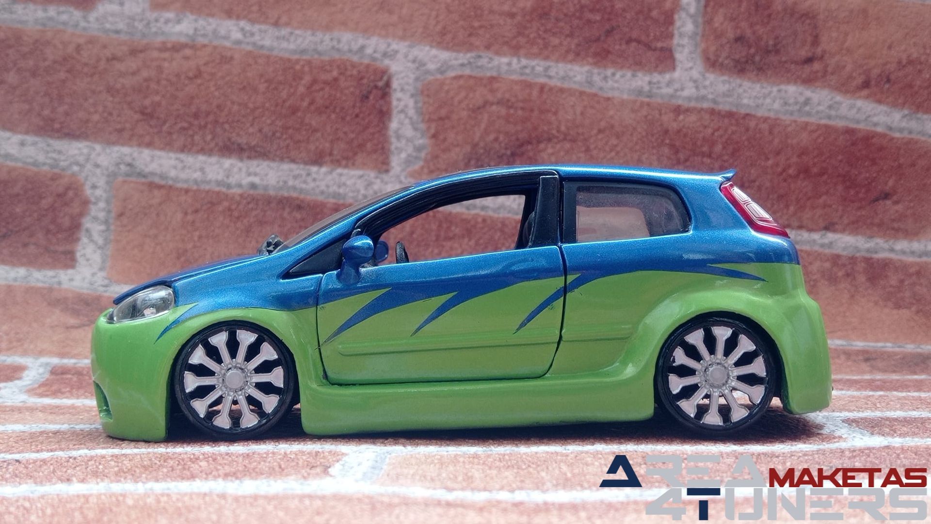 Reportaje maqueta Tuning Fiat Punto On Point Imagen perteneciente al reportaje fotográfico de la revista Tuning de publicación diaria Area4tuners.es sobre una maqueta Tuning 1:24 Fiat Punto On Point